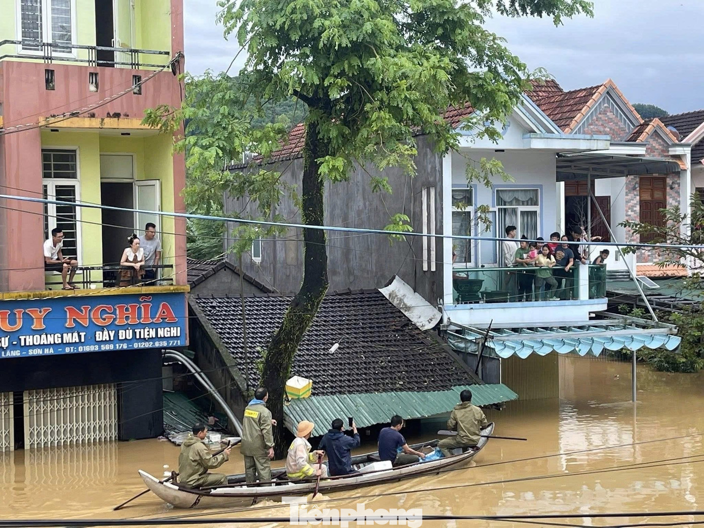 Chạy lũ chỉ kịp ôm con, còn lại để mặc cho nước cuốn trôi- Ảnh 5. Chạy lũ chỉ kịp ôm con, còn lại để mặc cho nước cuốn trôi- Ảnh 5.