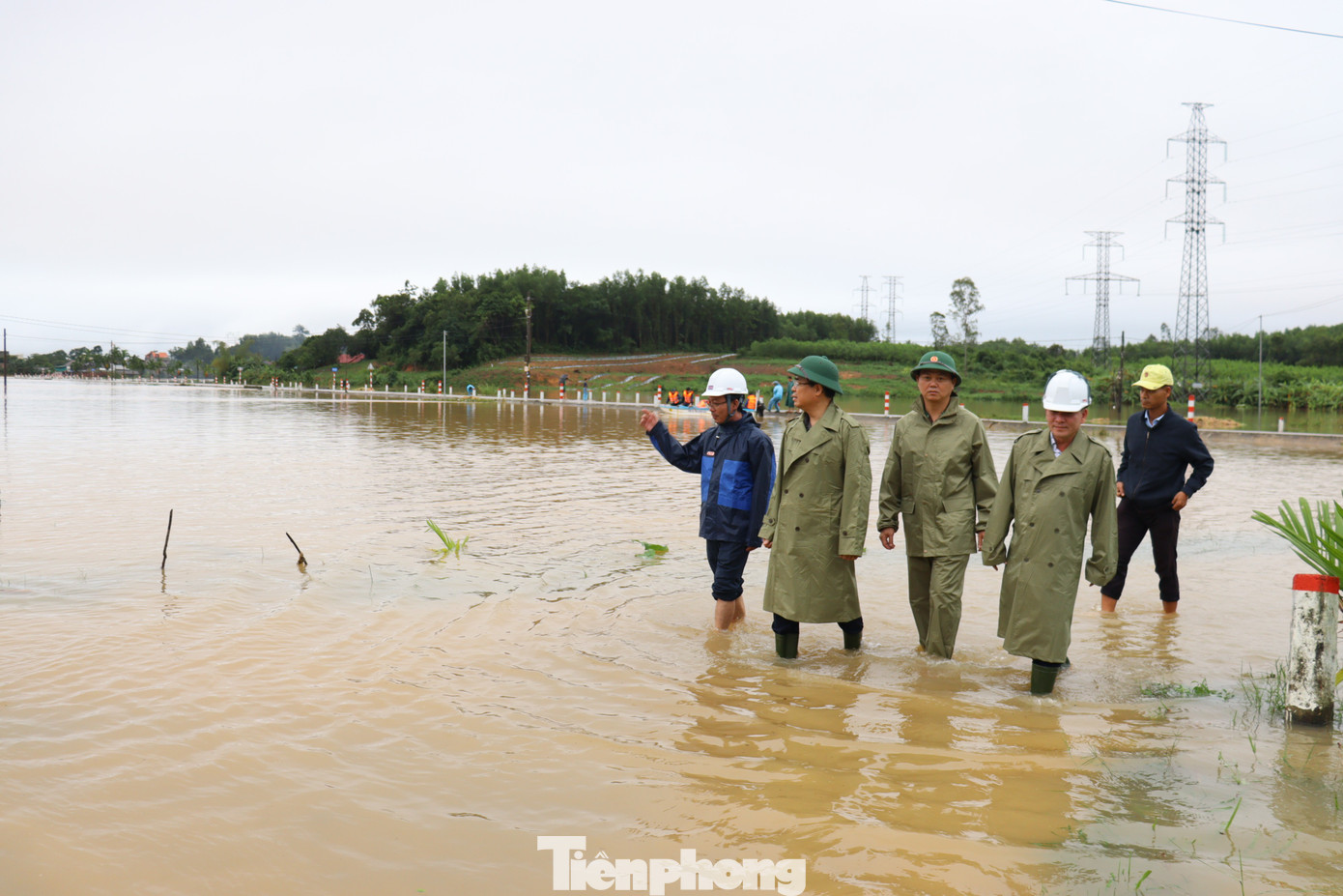 Chạy lũ chỉ kịp ôm con, còn lại để mặc cho nước cuốn trôi- Ảnh 8. Chạy lũ chỉ kịp ôm con, còn lại để mặc cho nước cuốn trôi- Ảnh 8.