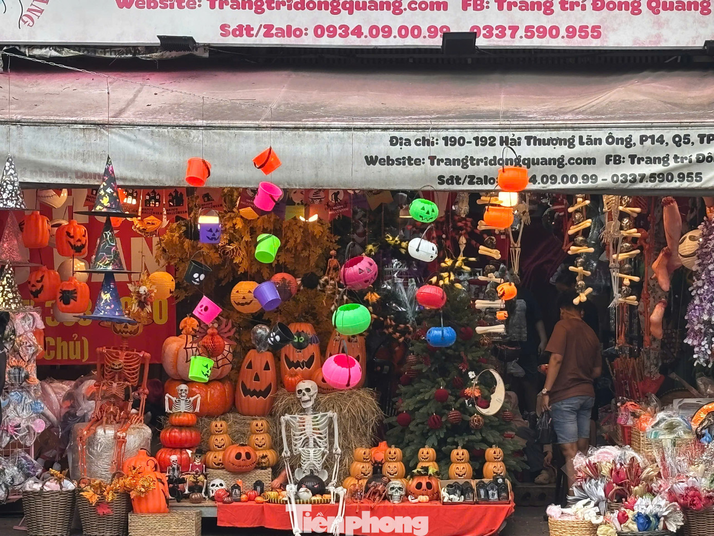 Phố 'đồ ma quái' ở TPHCM vắng khách dịp Halloween- Ảnh 10.