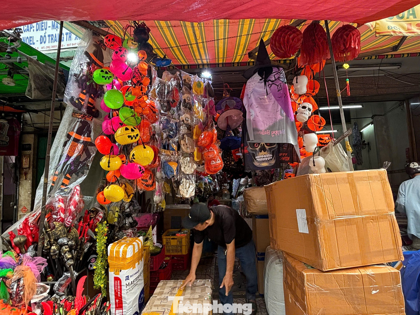 Phố 'đồ ma quái' ở TPHCM vắng khách dịp Halloween- Ảnh 9.