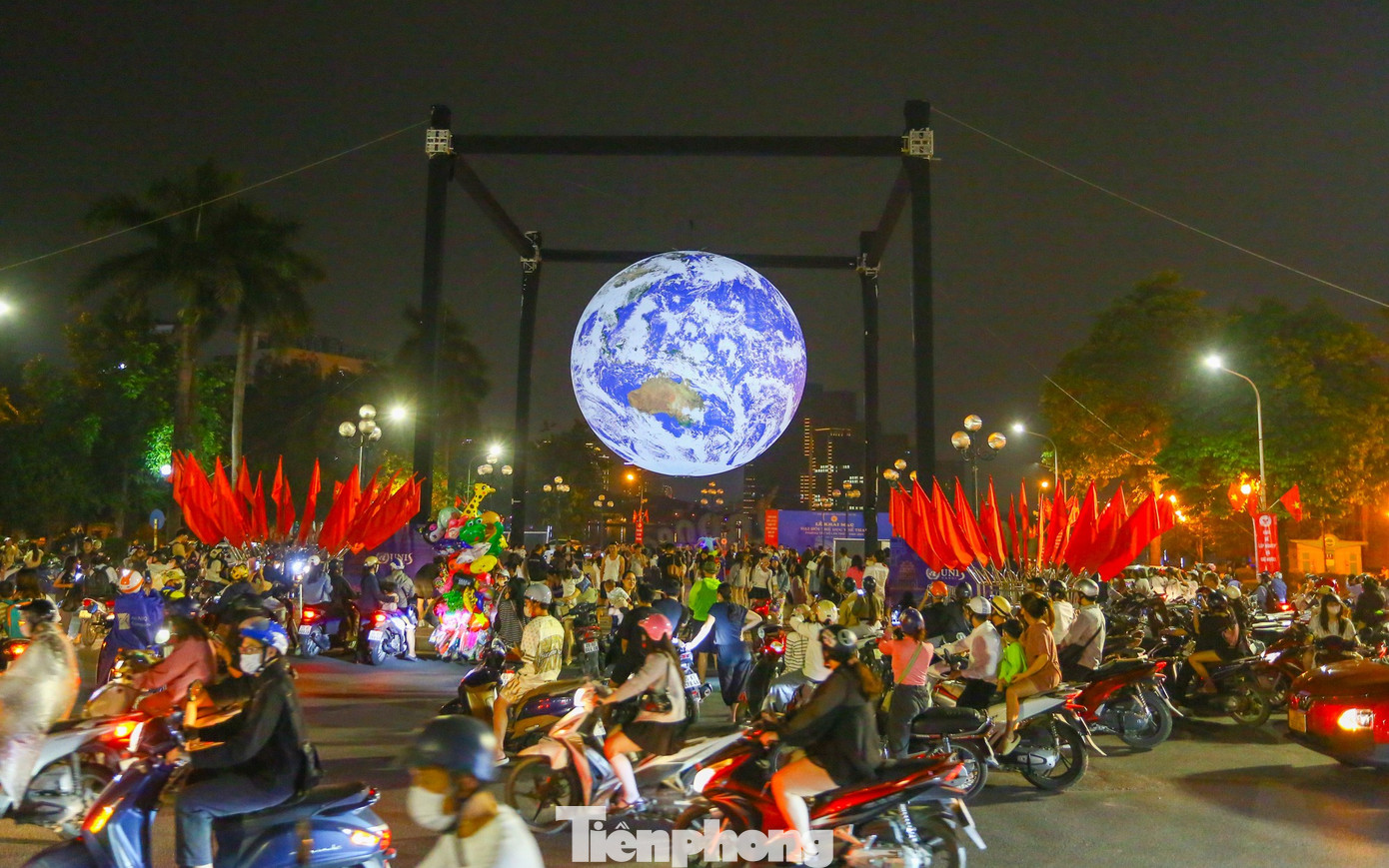 Người Hà Nội 'phát sốt' với mô hình Trái Đất lơ lửng bên Hồ Tây- Ảnh 15.