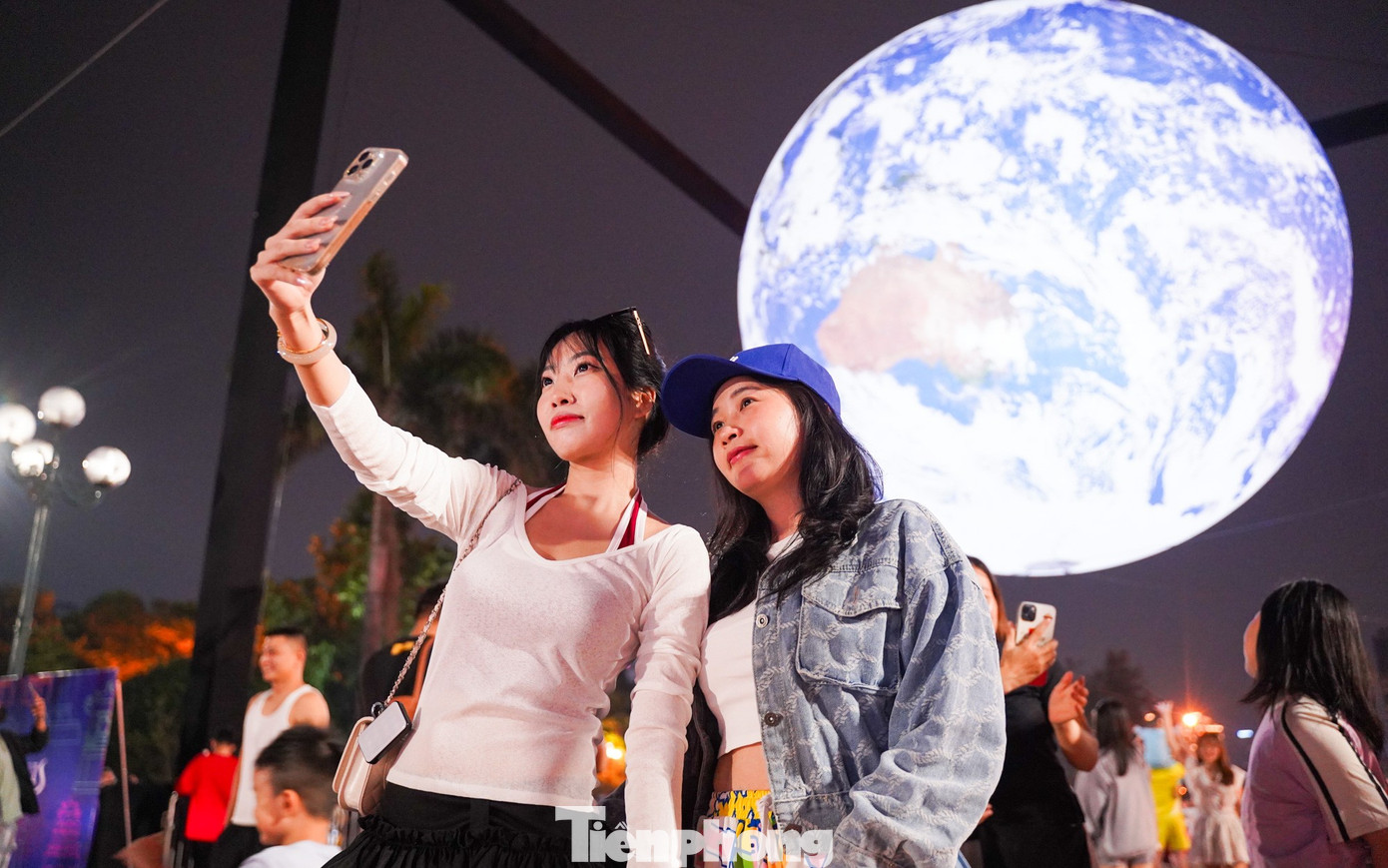 Người Hà Nội 'phát sốt' với mô hình Trái Đất lơ lửng bên Hồ Tây- Ảnh 3.