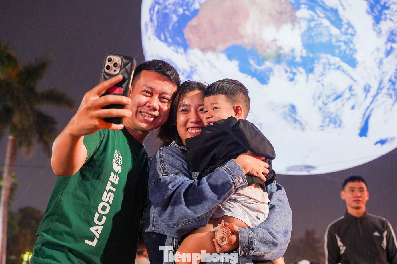 Người Hà Nội 'phát sốt' với mô hình Trái Đất lơ lửng bên Hồ Tây- Ảnh 7.