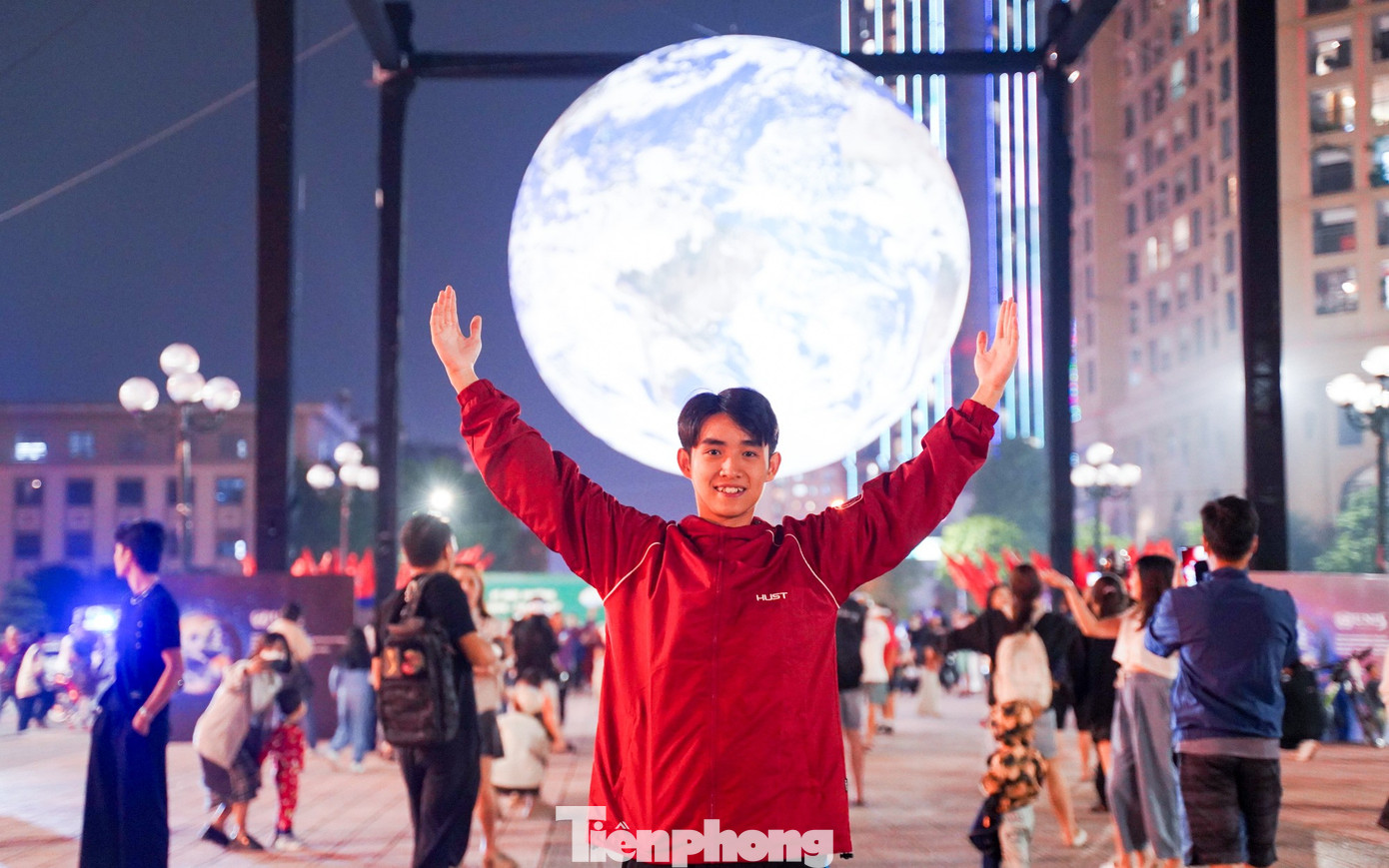 Người Hà Nội 'phát sốt' với mô hình Trái Đất lơ lửng bên Hồ Tây- Ảnh 5.