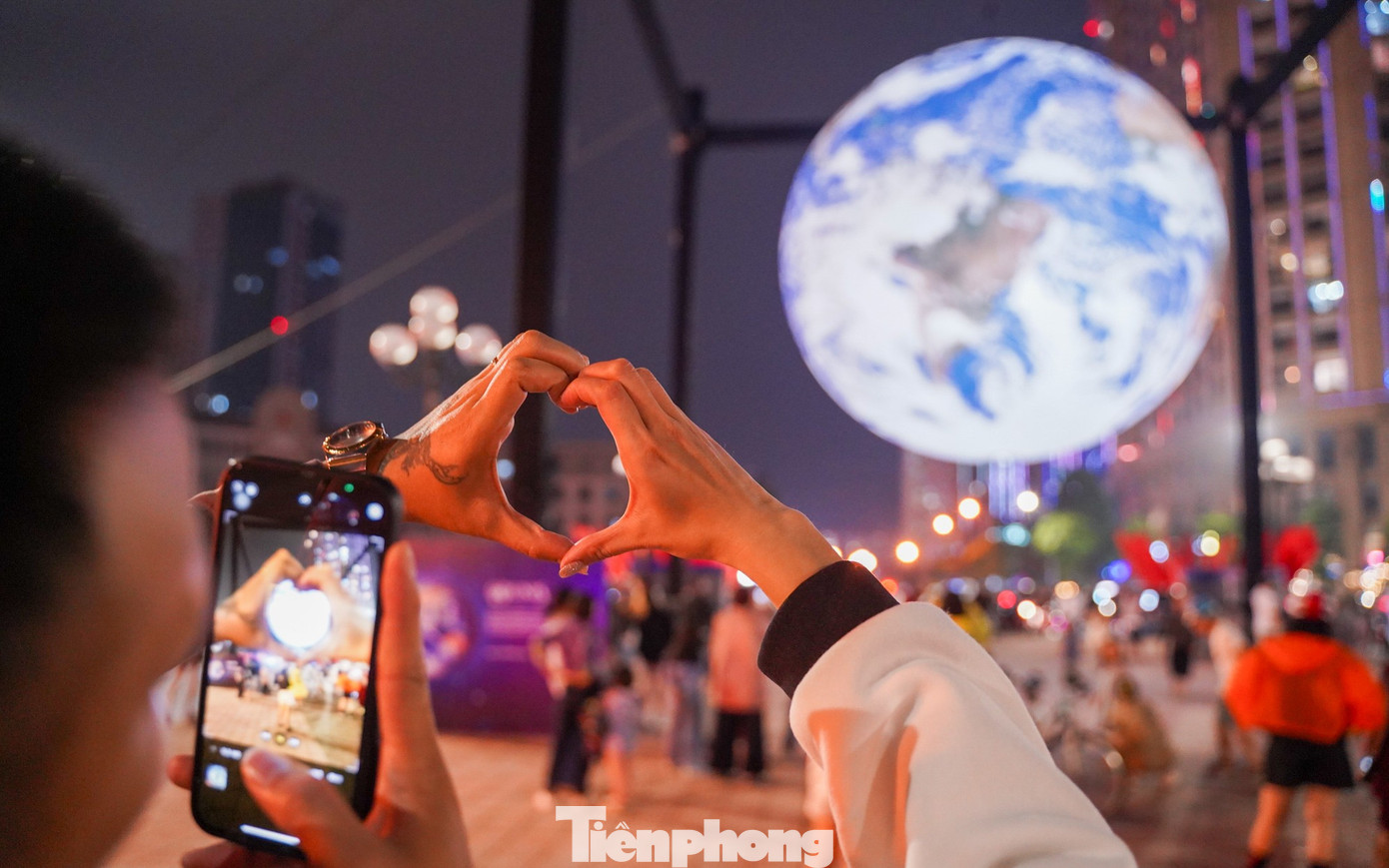 Người Hà Nội 'phát sốt' với mô hình Trái Đất lơ lửng bên Hồ Tây- Ảnh 11.