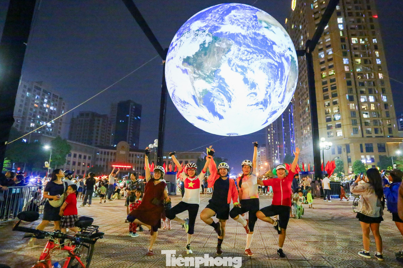 Người Hà Nội 'phát sốt' với mô hình Trái Đất lơ lửng bên Hồ Tây- Ảnh 4.
