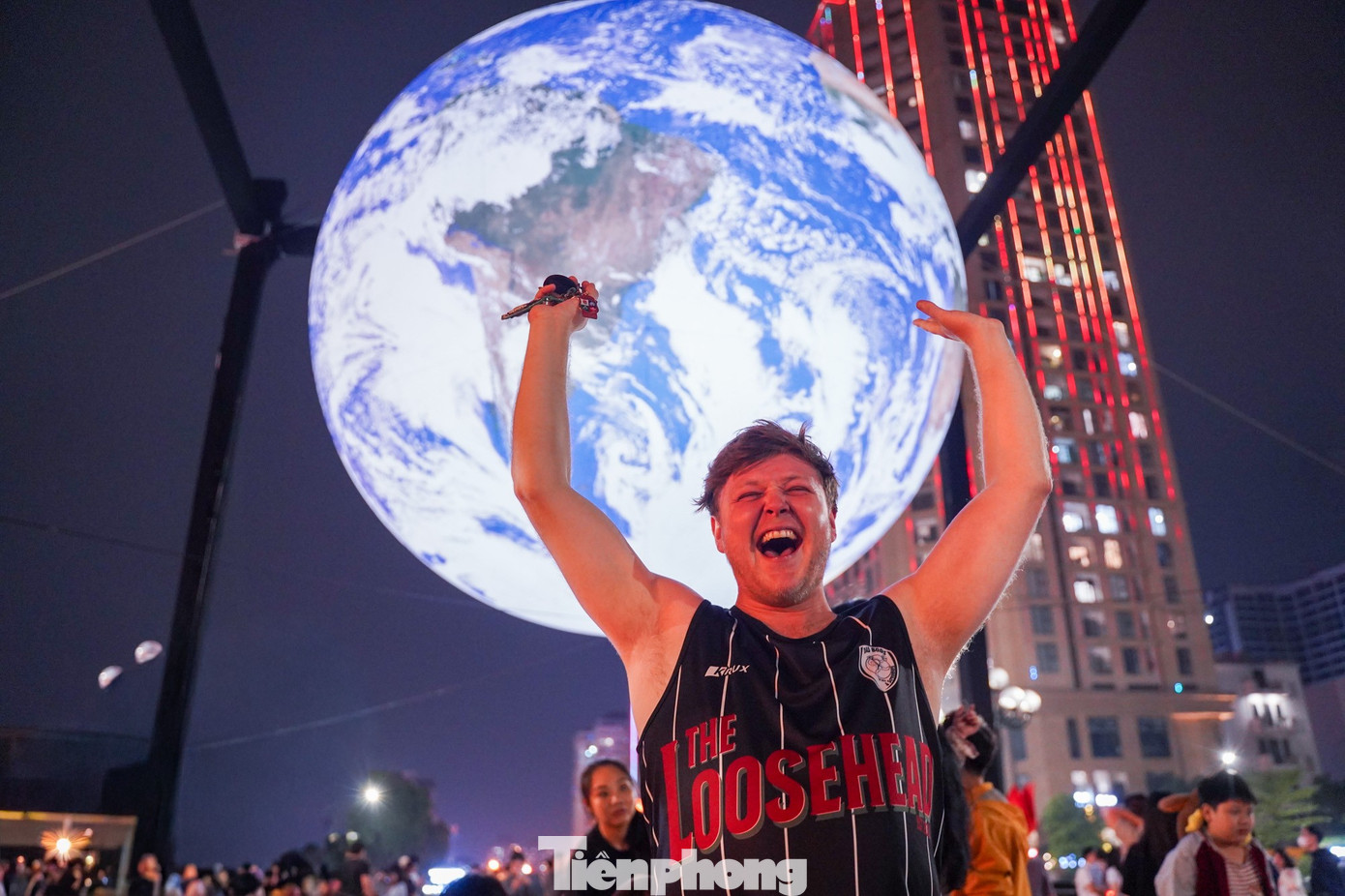 Người Hà Nội 'phát sốt' với mô hình Trái Đất lơ lửng bên Hồ Tây- Ảnh 8.