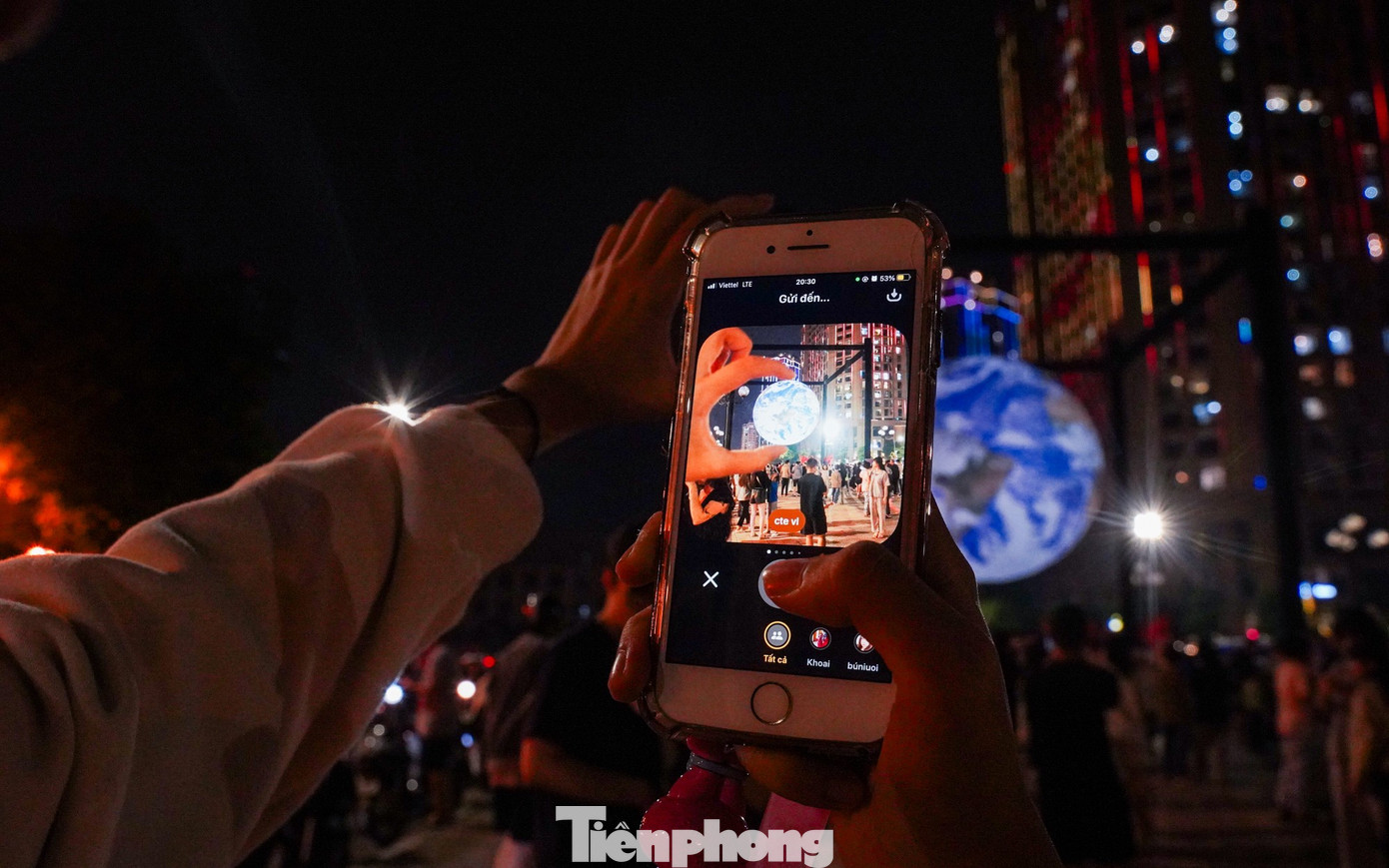 Người Hà Nội 'phát sốt' với mô hình Trái Đất lơ lửng bên Hồ Tây- Ảnh 12.