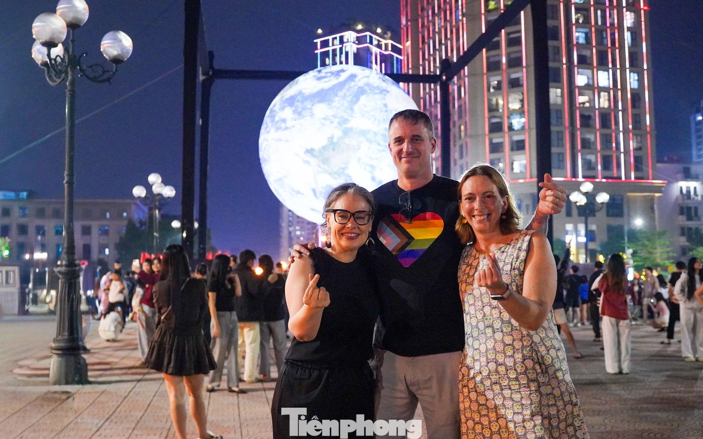 Người Hà Nội 'phát sốt' với mô hình Trái Đất lơ lửng bên Hồ Tây- Ảnh 9.