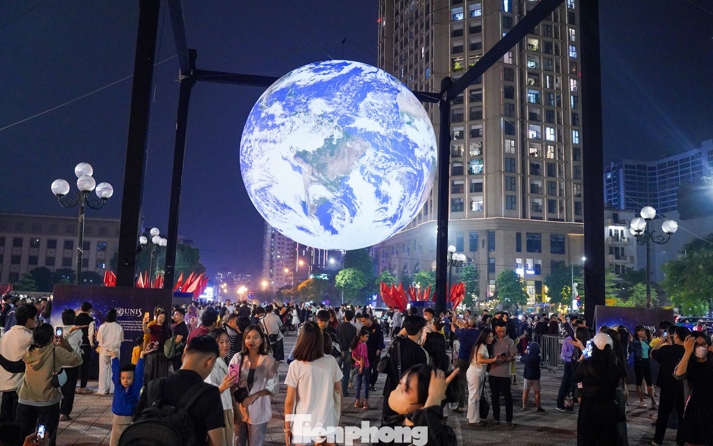 Người Hà Nội 'phát sốt' với mô hình Trái Đất lơ lửng bên Hồ Tây- Ảnh 2.