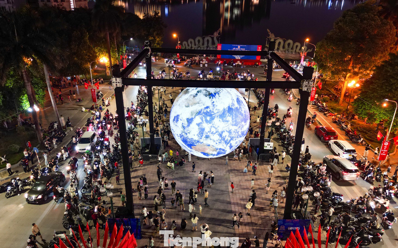 Người Hà Nội 'phát sốt' với mô hình Trái Đất lơ lửng bên Hồ Tây- Ảnh 13.