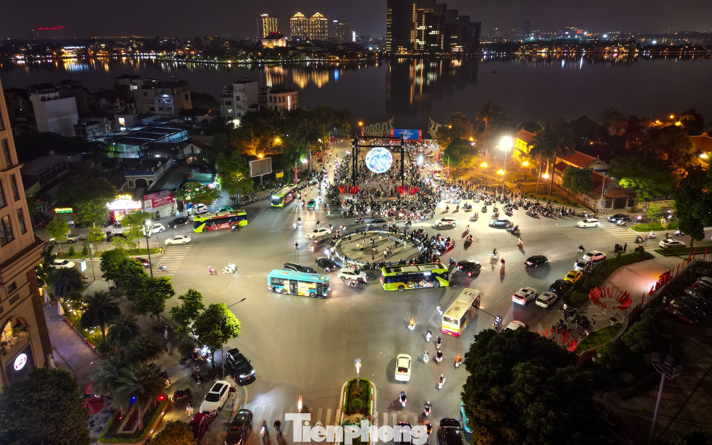 Người Hà Nội 'phát sốt' với mô hình Trái Đất lơ lửng bên Hồ Tây- Ảnh 1.