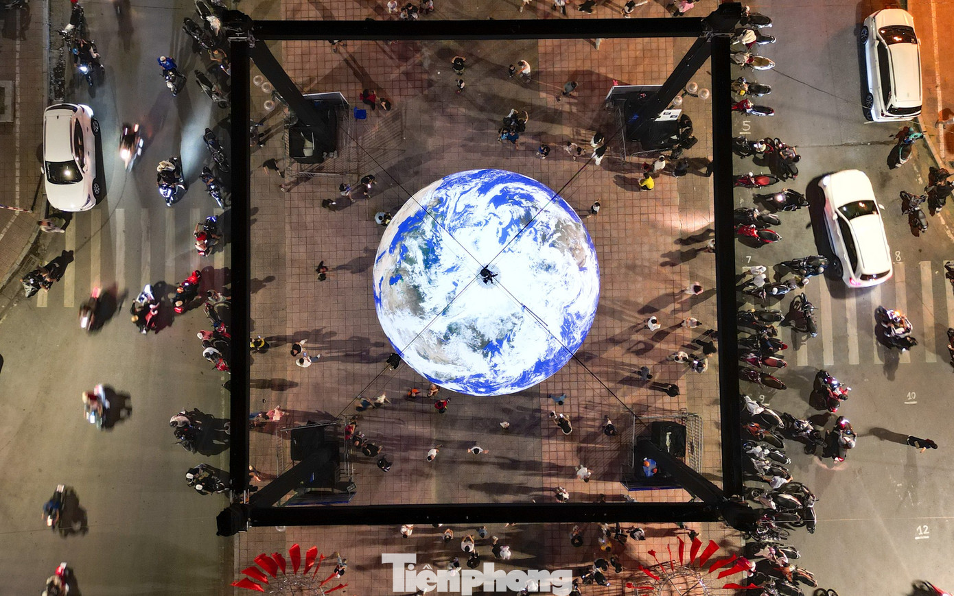 Người Hà Nội 'phát sốt' với mô hình Trái Đất lơ lửng bên Hồ Tây- Ảnh 14.