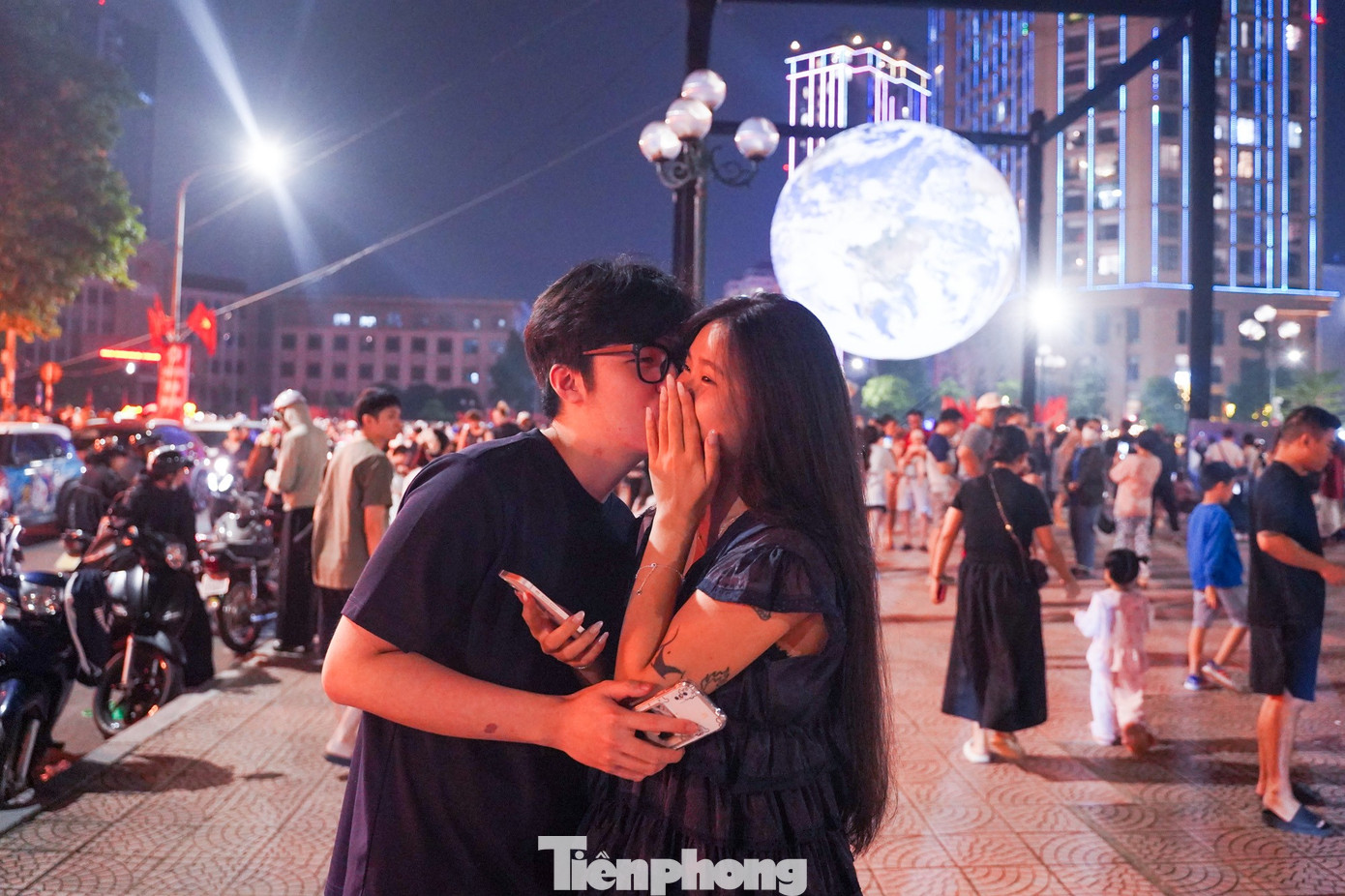 Người Hà Nội 'phát sốt' với mô hình Trái Đất lơ lửng bên Hồ Tây- Ảnh 10.