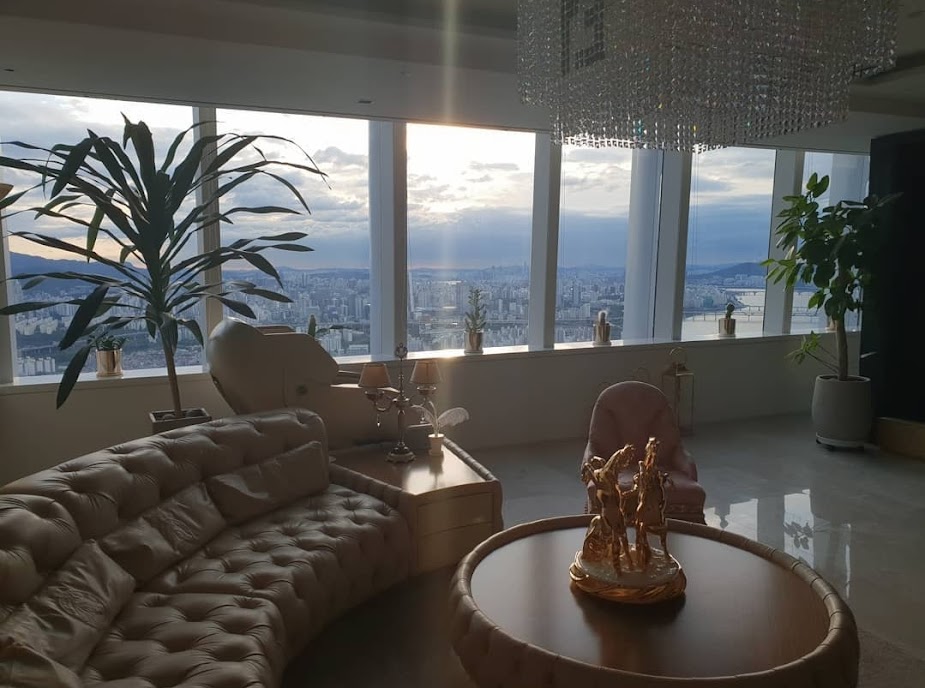 Hình ảnh gây sốc trong nhà riêng của ca sĩ J bị cấm sóng 10 năm- Ảnh 6. Hình ảnh gây sốc trong nhà riêng của ca sĩ J bị cấm sóng 10 năm- Ảnh 6.