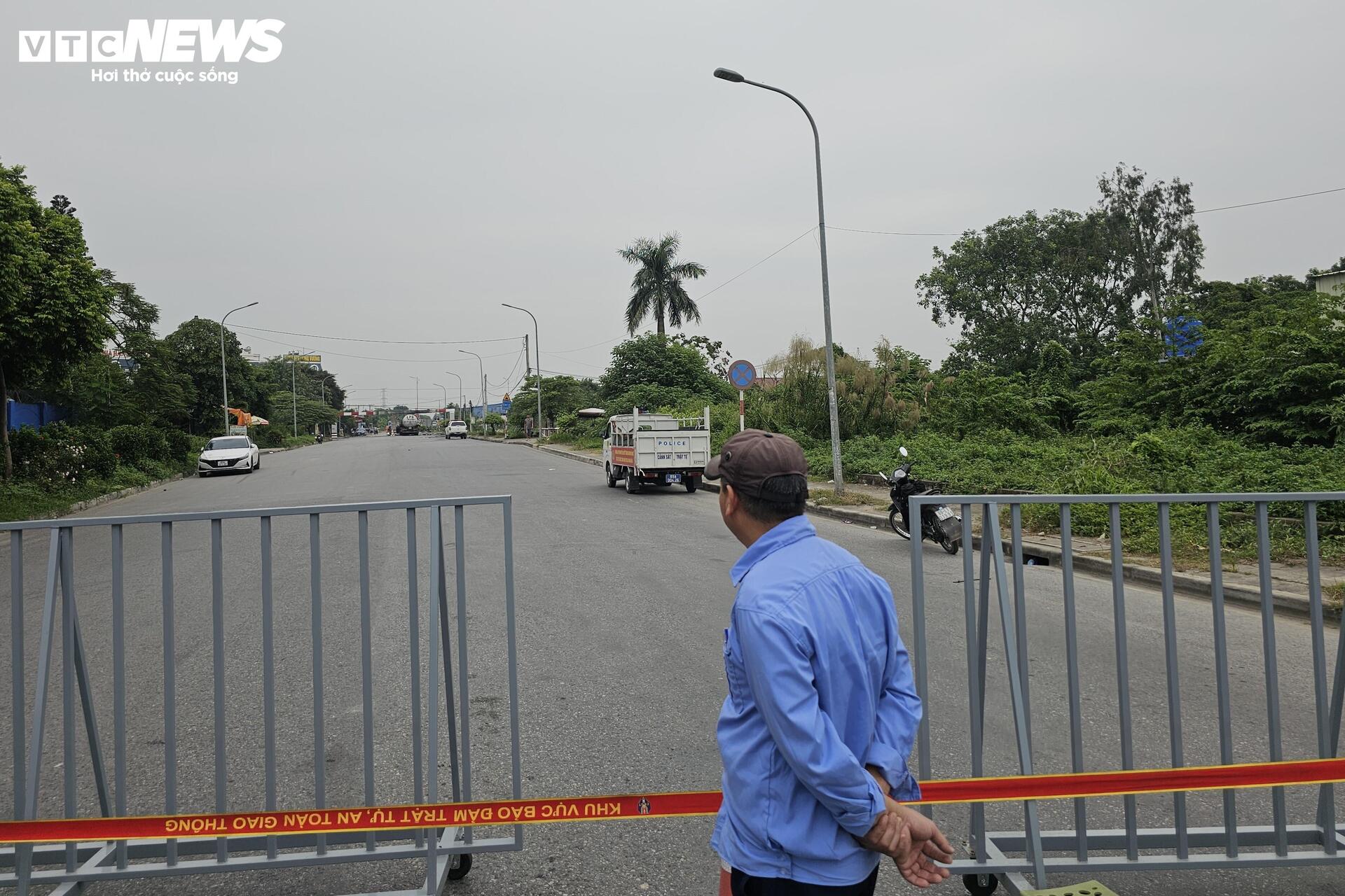 Hiện trường xe bồn nổ như bom: Xé toạc cabin, thổi bay cửa kính nhà dân- Ảnh 10. Hiện trường xe bồn nổ như bom: Xé toạc cabin, thổi bay cửa kính nhà dân- Ảnh 10.