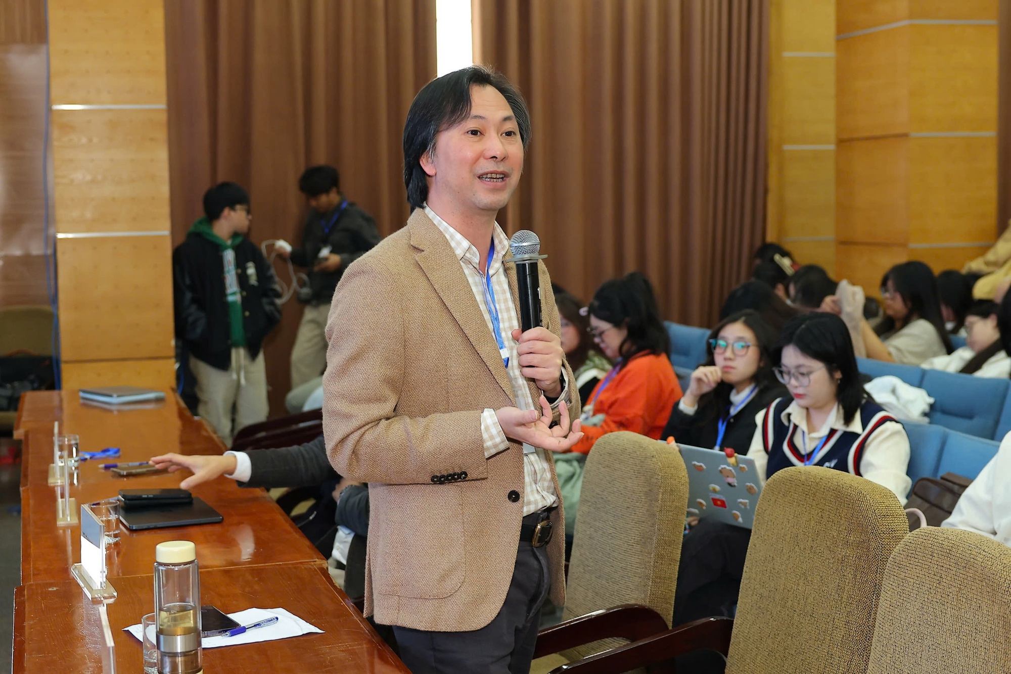 Chấm thi hùng biện Green Voices, giám khảo chia sẻ: Gen Z truyền tải sống xanh bằng ngôn ngữ 'bắt trend dễ viral'- Ảnh 2.