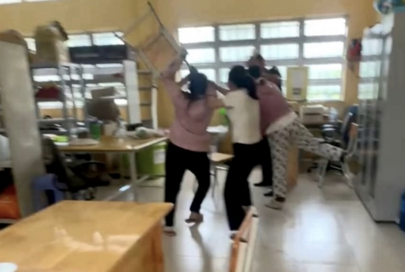 Vụ phụ huynh lao vào đánh thầy giáo: Hé lộ tin nhắn "thân mật" thầy gửi cho nữ sinh lớp 10- Ảnh 2. Vụ phụ huynh lao vào đánh thầy giáo: Hé lộ tin nhắn "thân mật" thầy gửi cho nữ sinh lớp 10- Ảnh 2.