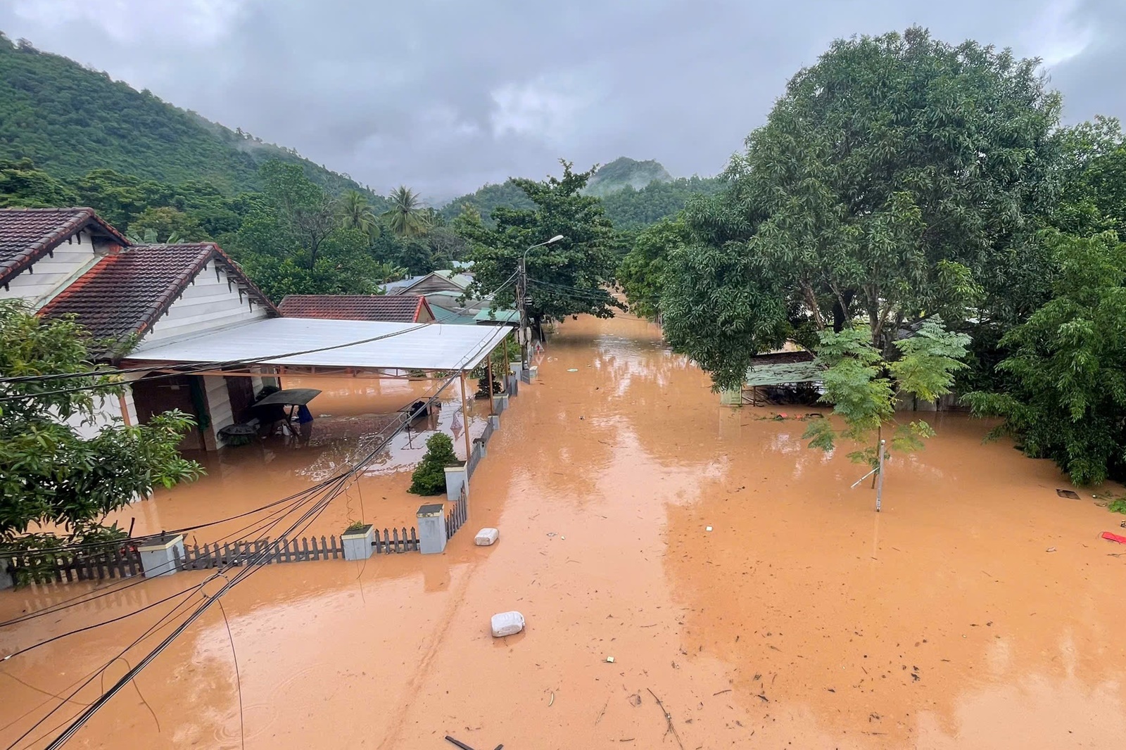 Toàn cảnh Hội An và Đà Nẵng những ngày chìm trong biển nước- Ảnh 11. Toàn cảnh Hội An và Đà Nẵng những ngày chìm trong biển nước- Ảnh 11.
