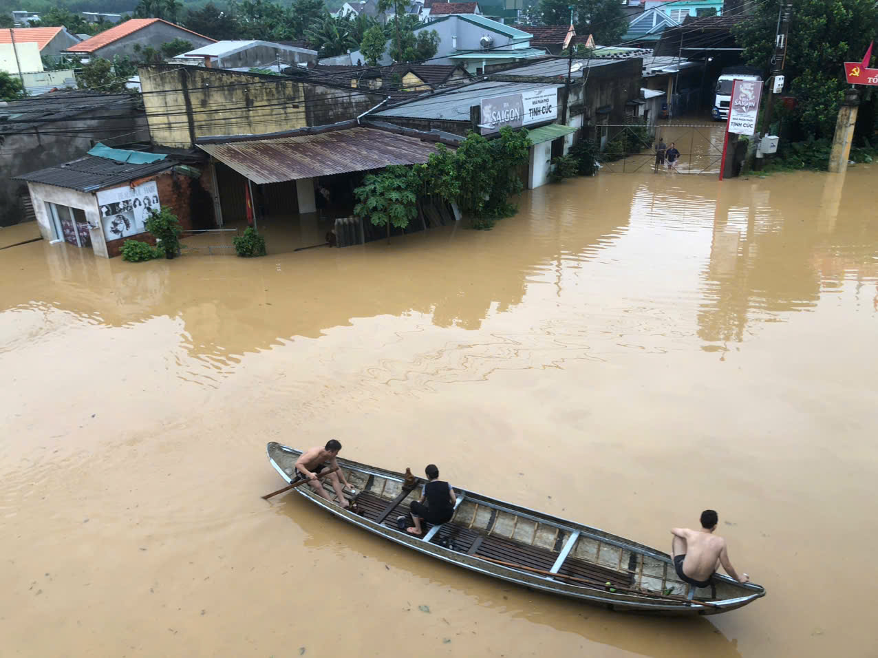 Khẩn cấp ngăn chặn lũ tràn vào trung tâm Quảng Ngãi- Ảnh 6. Khẩn cấp ngăn chặn lũ tràn vào trung tâm Quảng Ngãi- Ảnh 6.