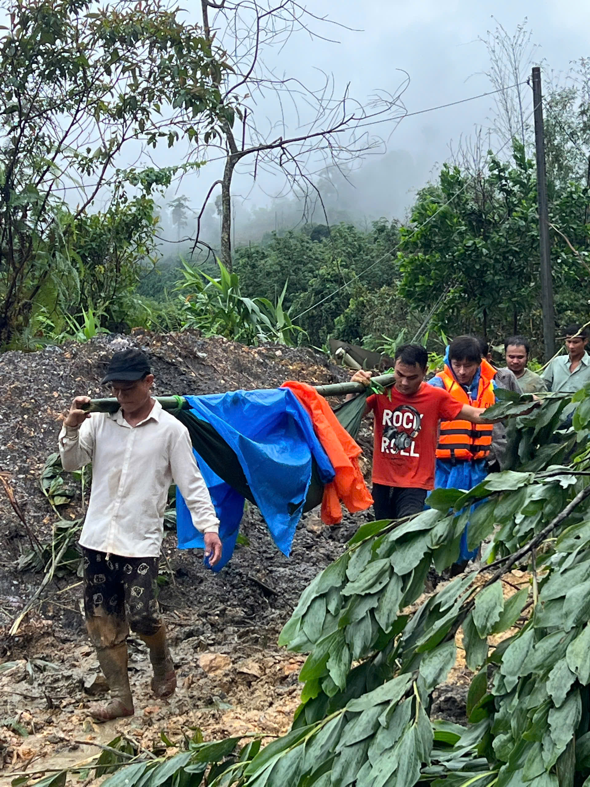 Lũ trên sông Vu Gia - Thu Bồn phá vỡ kỷ lục lịch sử năm 1964, Đà Nẵng đối mặt đại hồng thủy- Ảnh 5. Lũ trên sông Vu Gia - Thu Bồn phá vỡ kỷ lục lịch sử năm 1964, Đà Nẵng đối mặt đại hồng thủy- Ảnh 5.