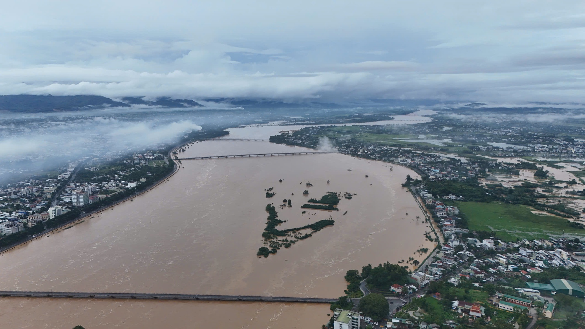 Khẩn cấp ngăn chặn lũ tràn vào trung tâm Quảng Ngãi- Ảnh 1. Khẩn cấp ngăn chặn lũ tràn vào trung tâm Quảng Ngãi- Ảnh 1.