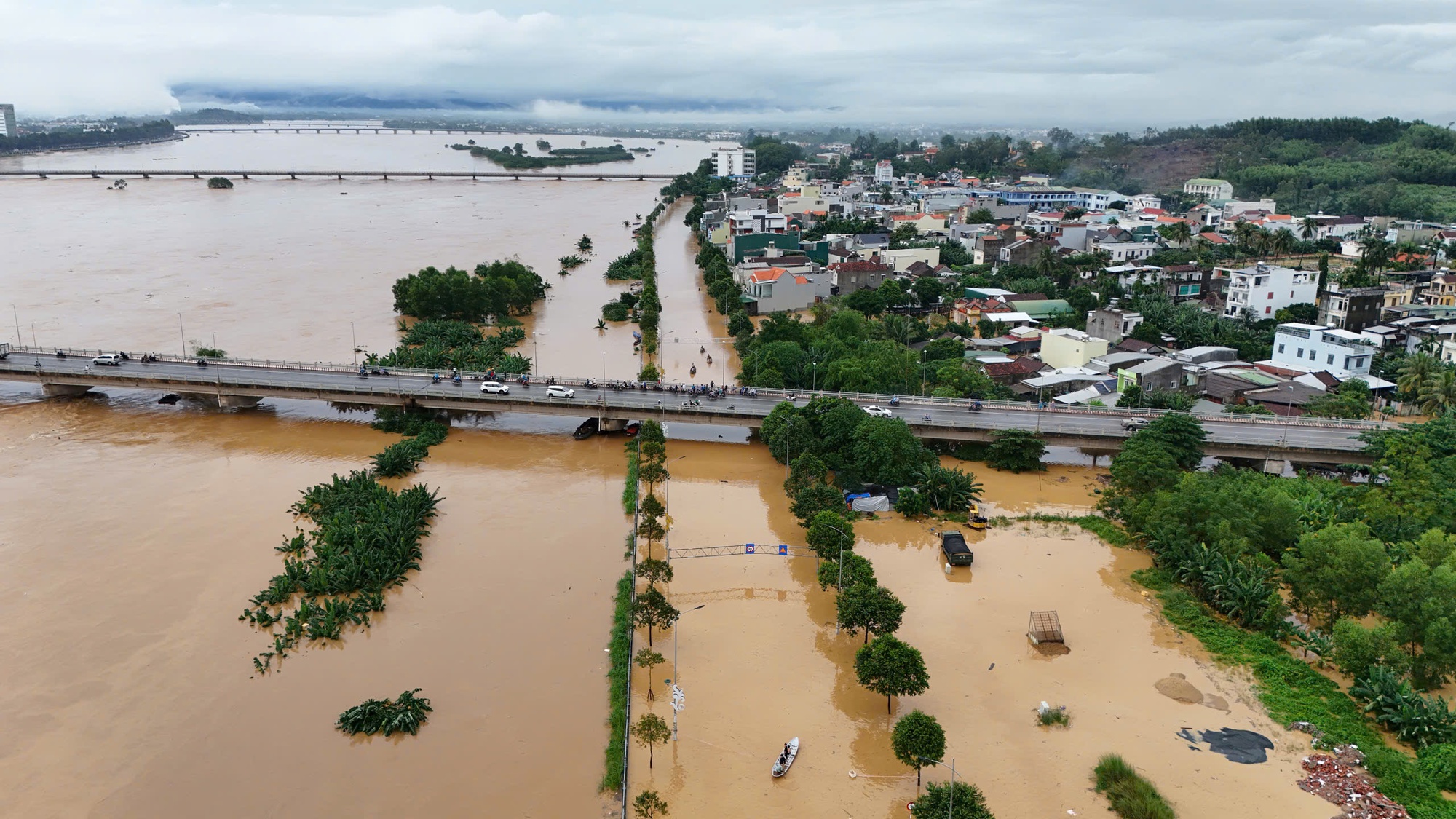 Khẩn cấp ngăn chặn lũ tràn vào trung tâm Quảng Ngãi- Ảnh 2. Khẩn cấp ngăn chặn lũ tràn vào trung tâm Quảng Ngãi- Ảnh 2.