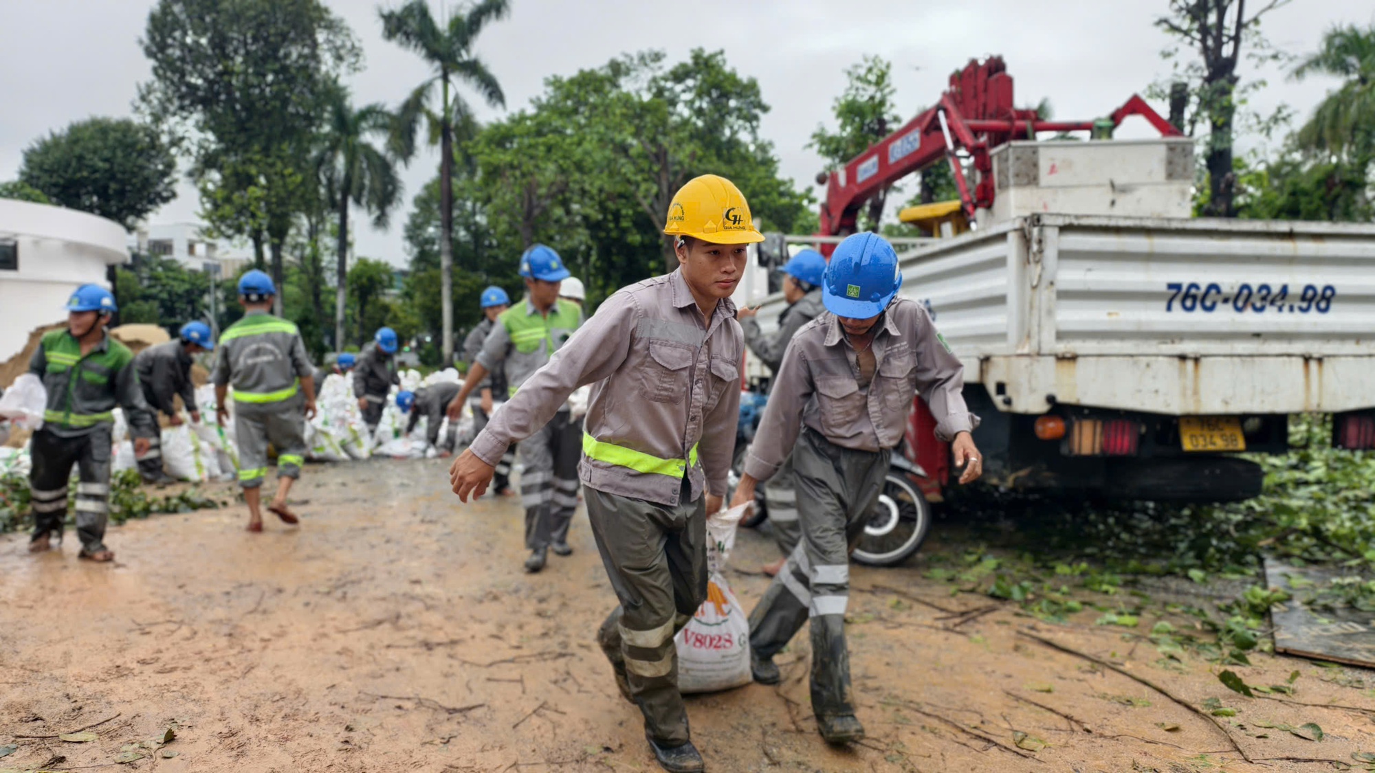 Khẩn cấp ngăn chặn lũ tràn vào trung tâm Quảng Ngãi- Ảnh 4. Khẩn cấp ngăn chặn lũ tràn vào trung tâm Quảng Ngãi- Ảnh 4.
