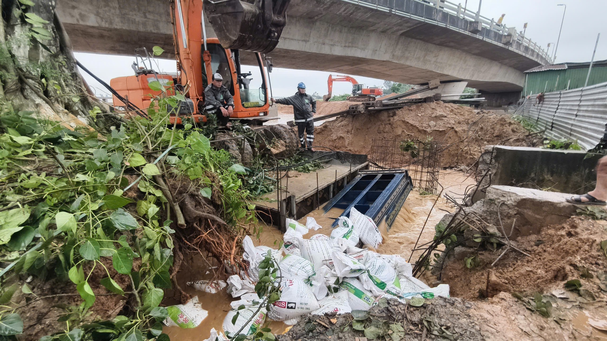 Khẩn cấp ngăn chặn lũ tràn vào trung tâm Quảng Ngãi- Ảnh 3. Khẩn cấp ngăn chặn lũ tràn vào trung tâm Quảng Ngãi- Ảnh 3.