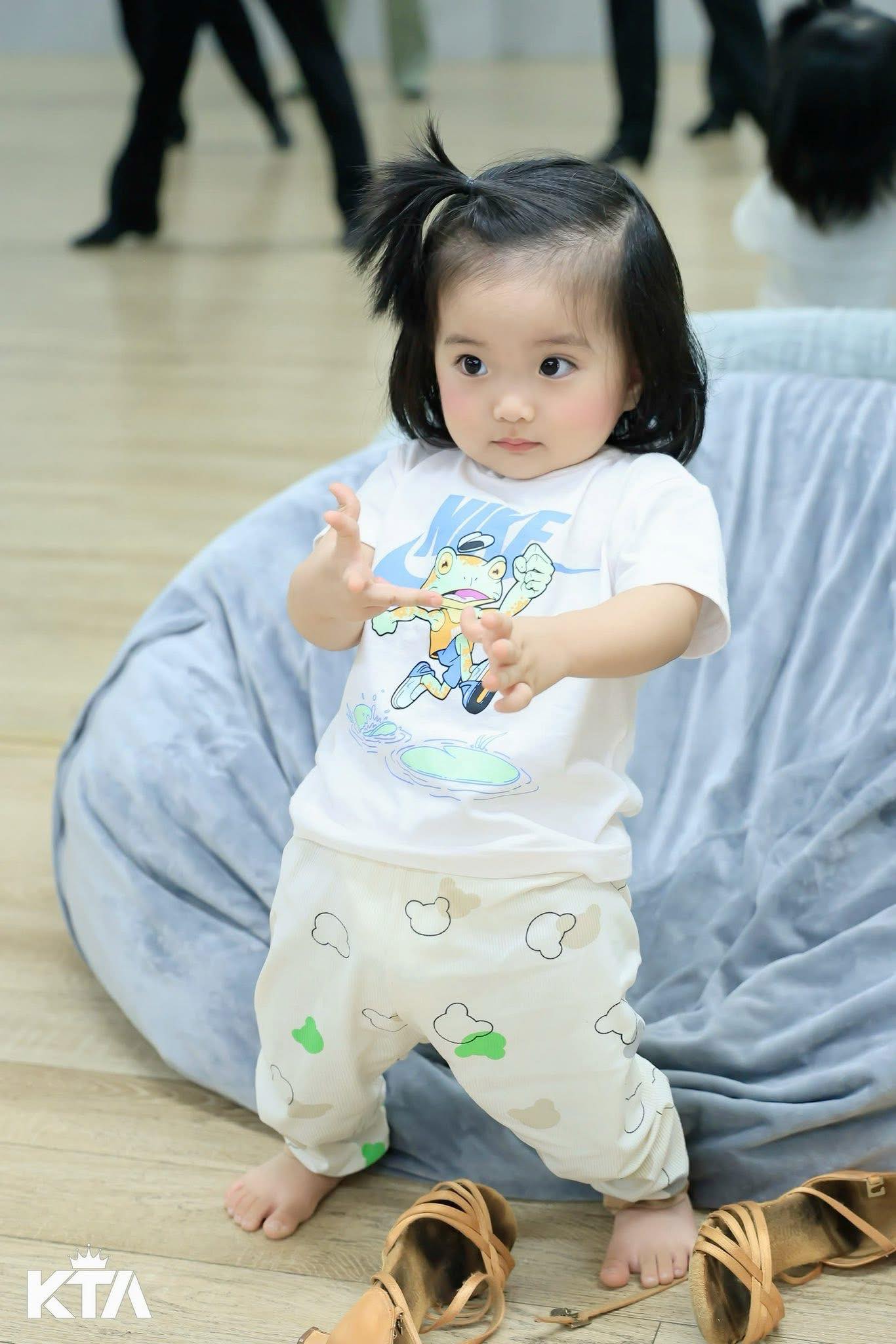 Tan chảy trước sự đáng yêu của gái út nhà Khánh Thi - Phan Hiển: Mới 2 tuổi đã được đi học múa, nhìn bé ép dẻo mà mê- Ảnh 5.