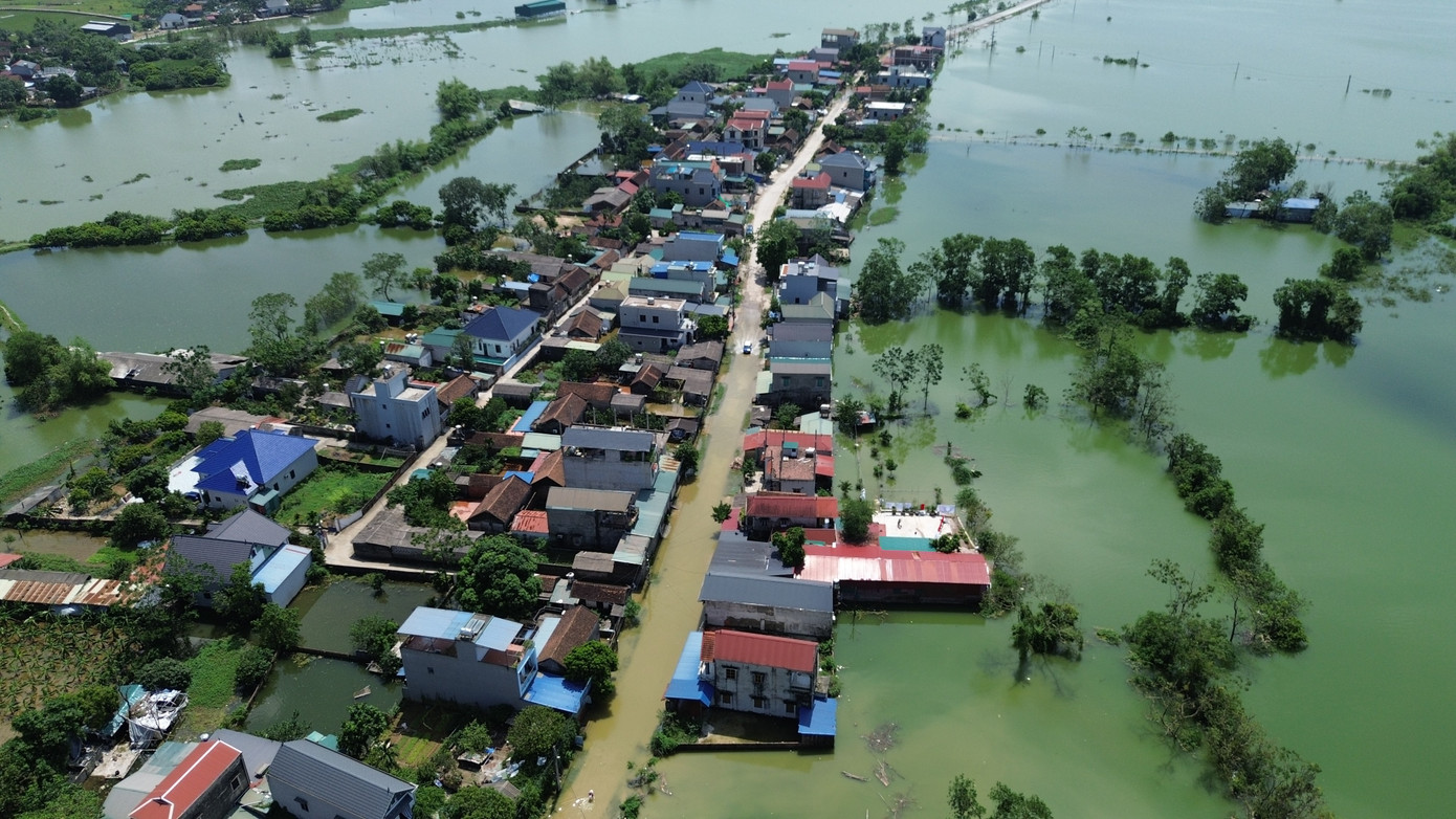 5 ngày sau bão số 10, nhiều khu vực ngoại thành Hà Nội vẫn chìm trong biển nước- Ảnh 1.