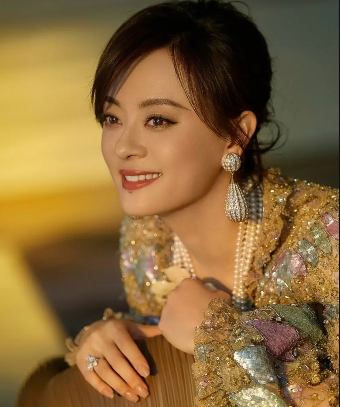 Nhìn nữ diễn viên đình đám này mới thấy: Quan trọng hơn việc nuôi con trong sự GIÀU CÓ là điều này...- Ảnh 1.