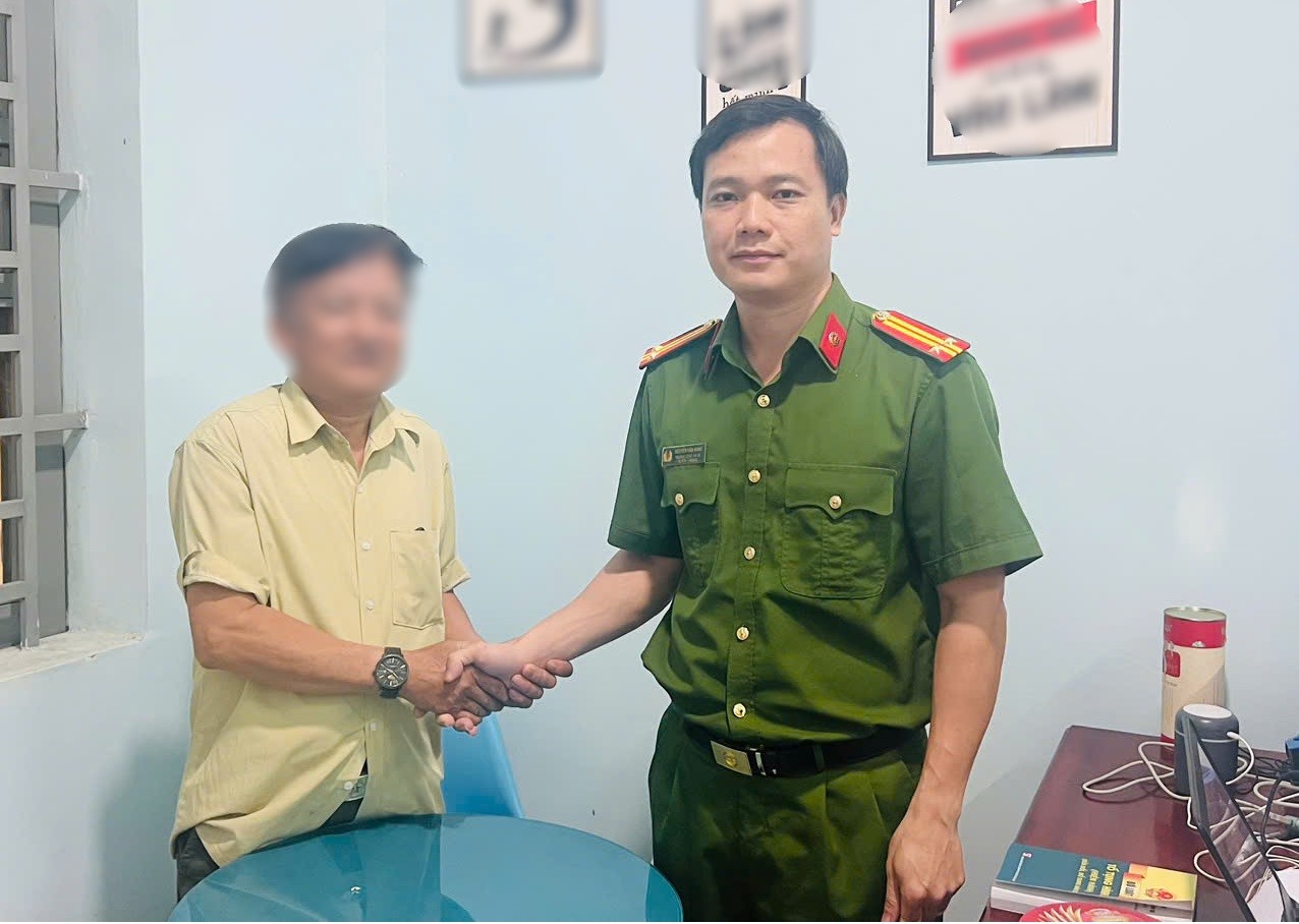 Người đàn ông đến Viettel chuyển 50 triệu, chuyển xong 20 triệu thì đại lý báo công an- Ảnh 1.