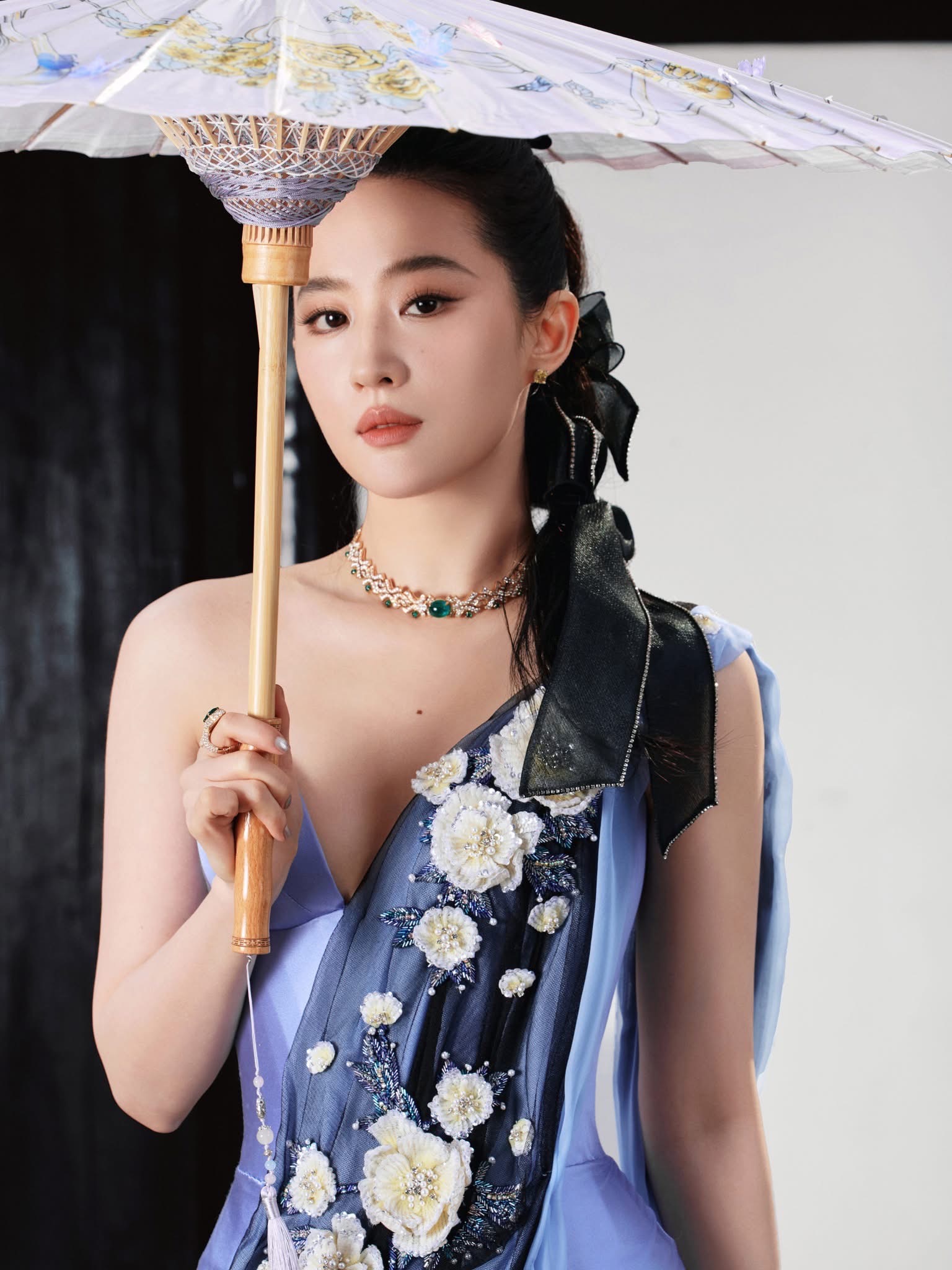 Mỹ nhân sở hữu "bóng lưng đẹp nhất Trung Quốc" có học vấn bất ngờ, tuổi U40 giàu đến nỗi xây biệt thự để nuôi 20 con mèo hoang- Ảnh 1.