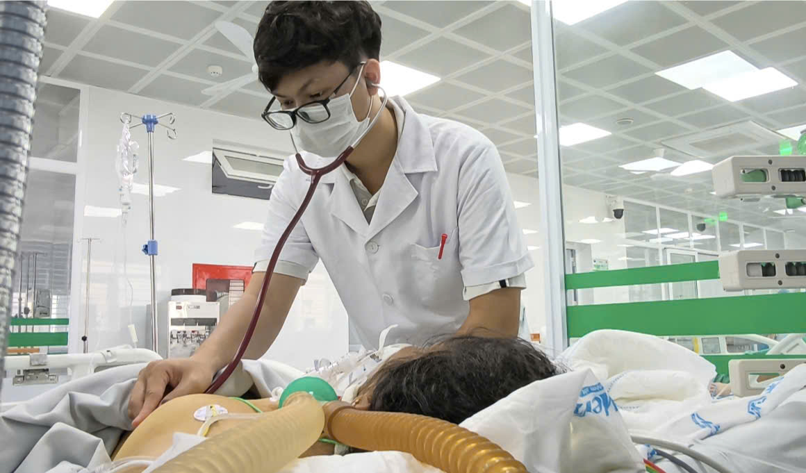 Toàn thân vàng như nghệ, suy đa tạng chỉ trong 24 giờ: Bác sĩ Hồi sức tích cực cảnh báo ‘tử thần’ mùa mưa- Ảnh 1.