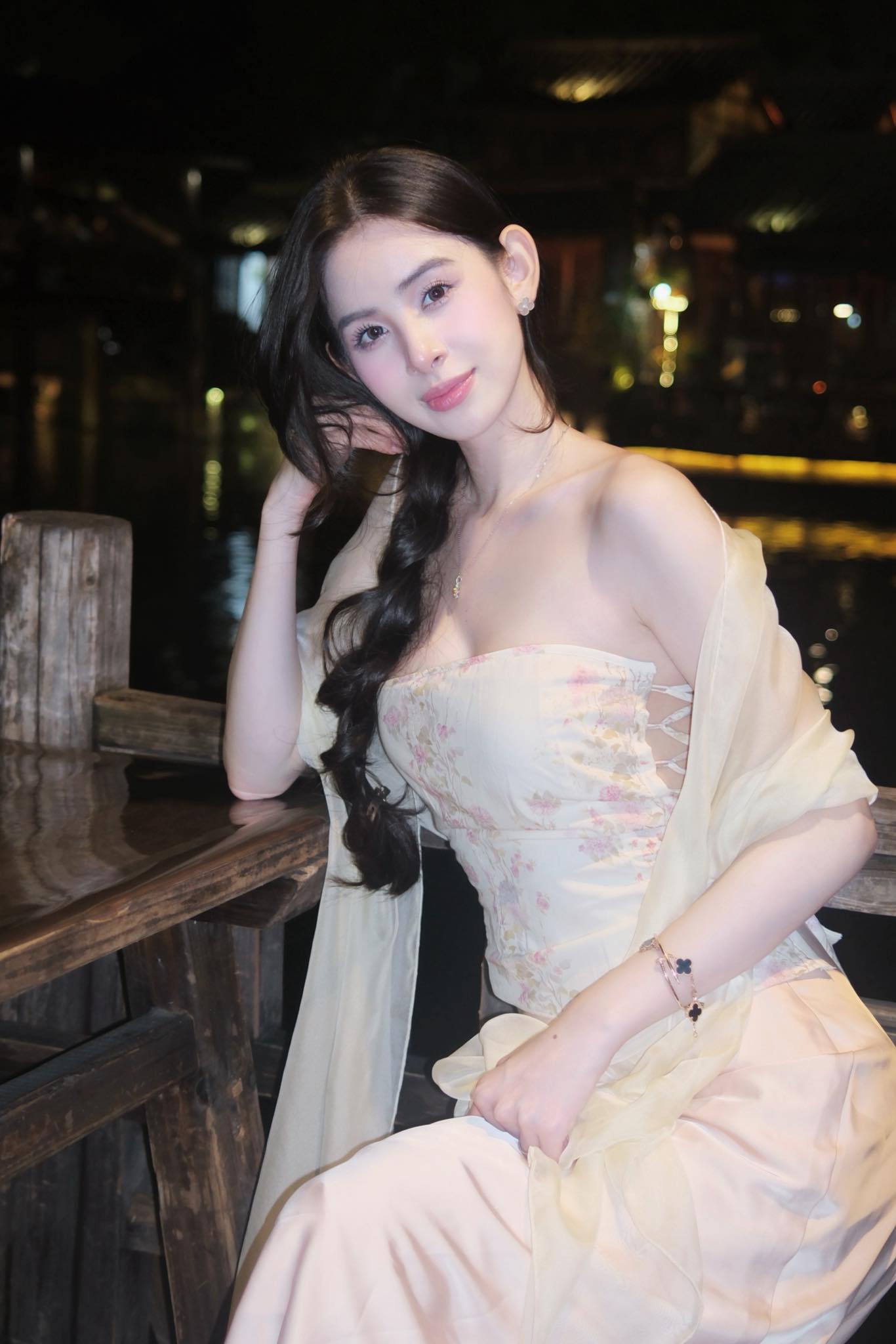 Bĩu môi chê Hương Liên 