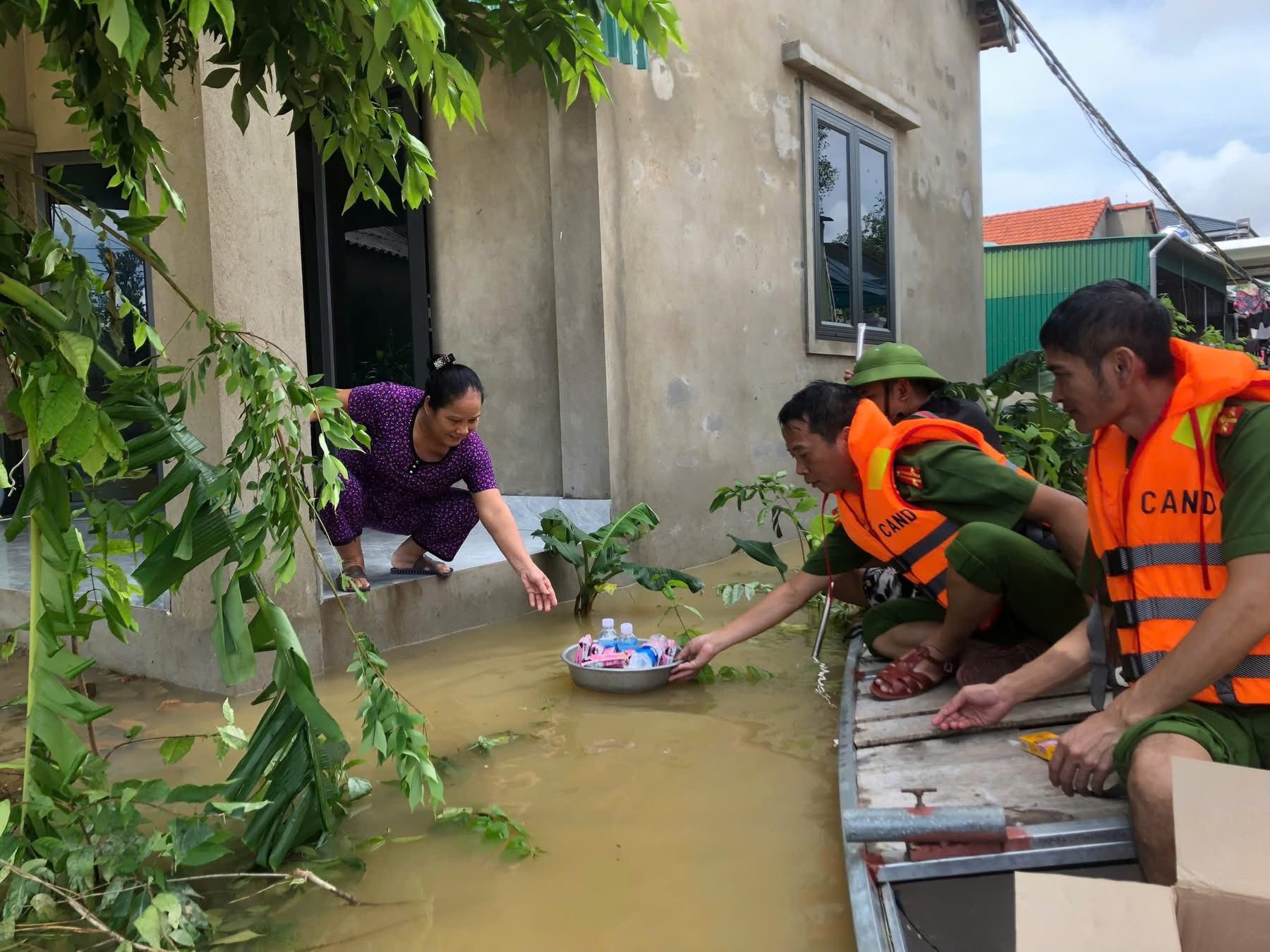 Hà Tĩnh: Nước lũ bao phủ xóm làng, người dân phải chèo thuyền tổ chức tang lễ- Ảnh 9.