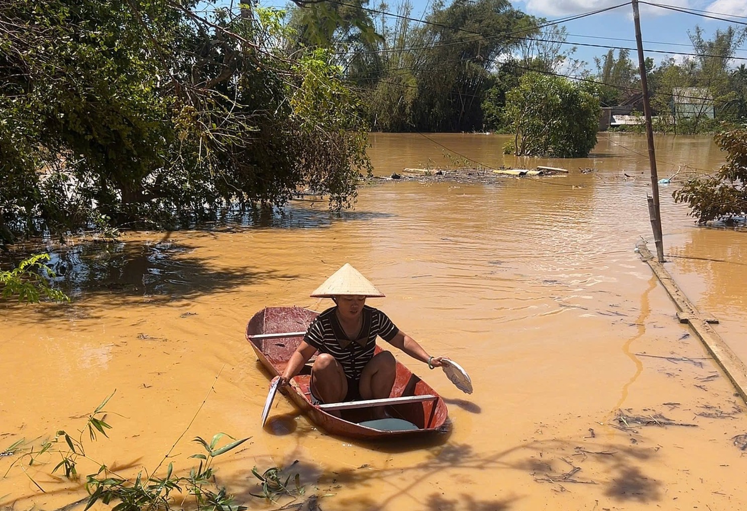 Hà Tĩnh: Nước lũ bao phủ xóm làng, người dân phải chèo thuyền tổ chức tang lễ- Ảnh 7.