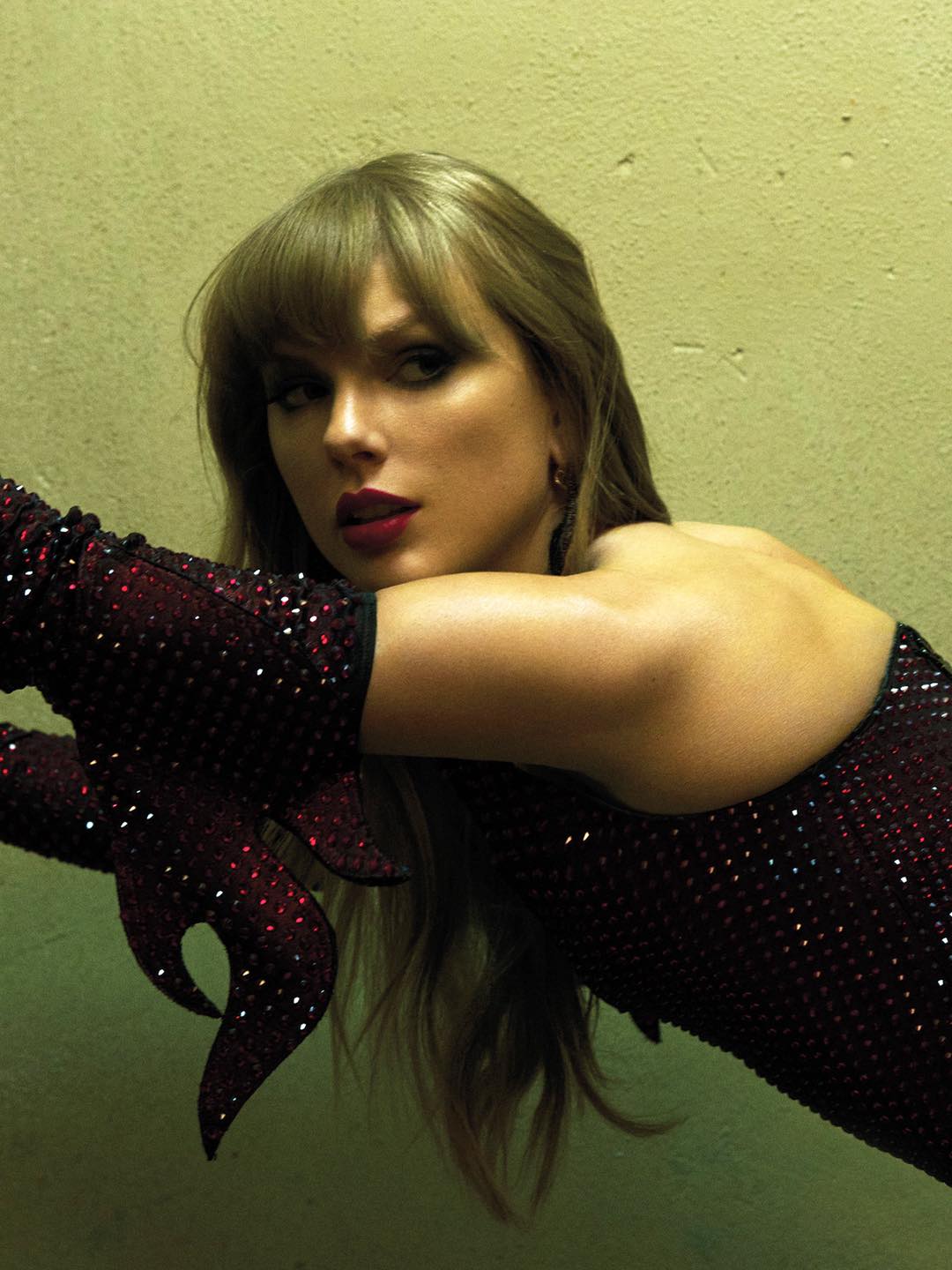 Taylor Swift lấy chồng nhưng không bỏ cuộc chơi: Nhạc "hỗn" chưa từng thấy, hở bạo đốt mắt- Ảnh 7.
