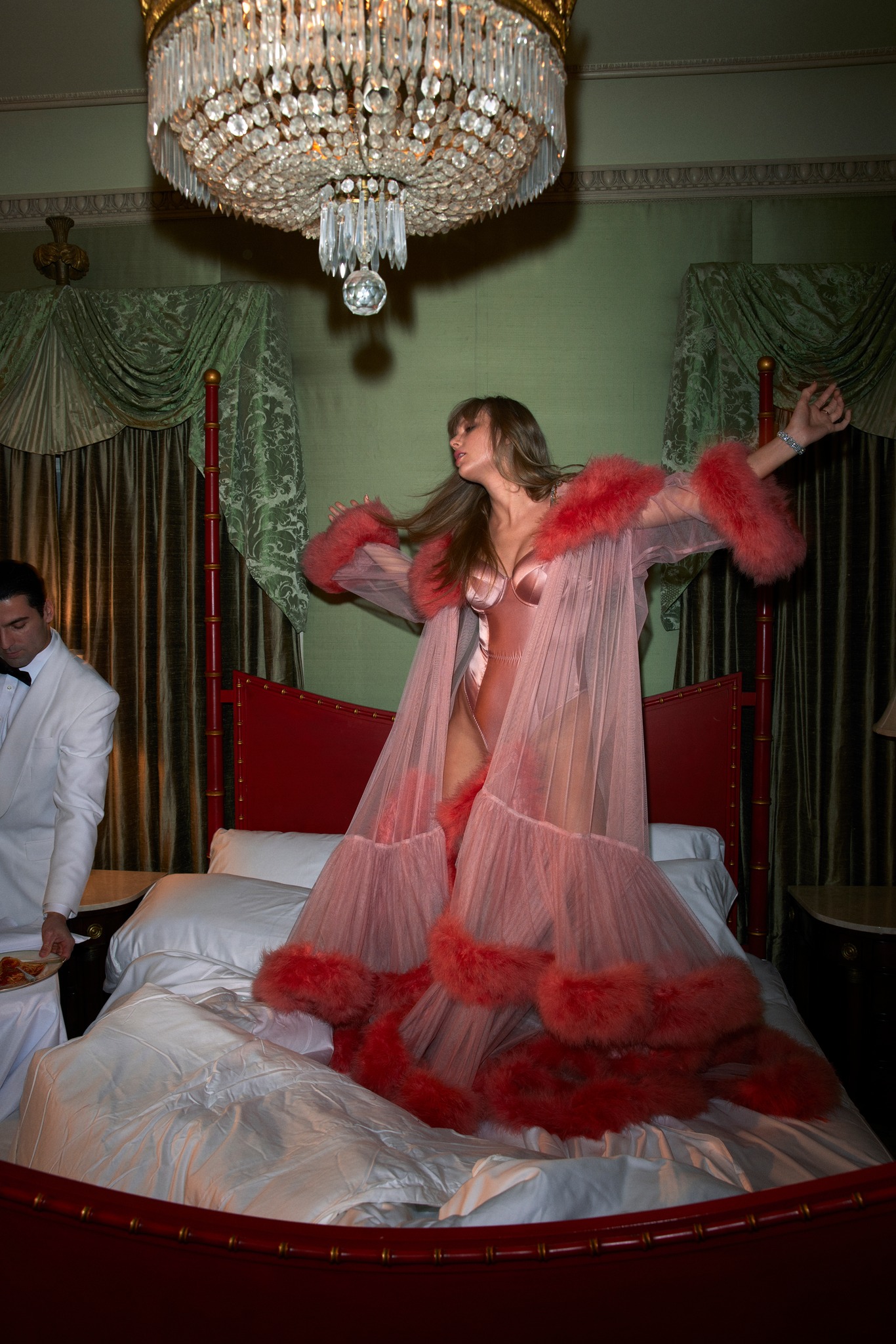 Taylor Swift lấy chồng nhưng không bỏ cuộc chơi: Nhạc "hỗn" chưa từng thấy, hở bạo đốt mắt- Ảnh 8.