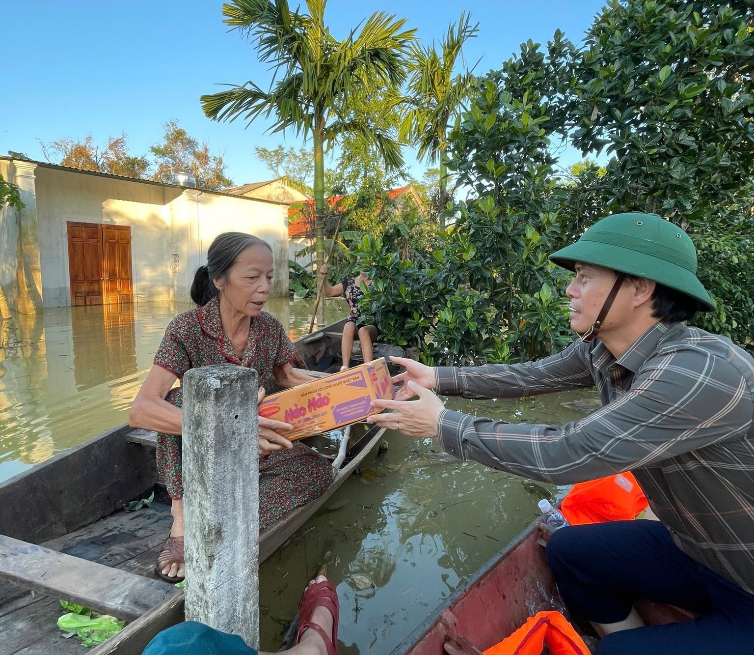 Hà Tĩnh: Nước lũ bao phủ xóm làng, người dân phải chèo thuyền tổ chức tang lễ- Ảnh 8.