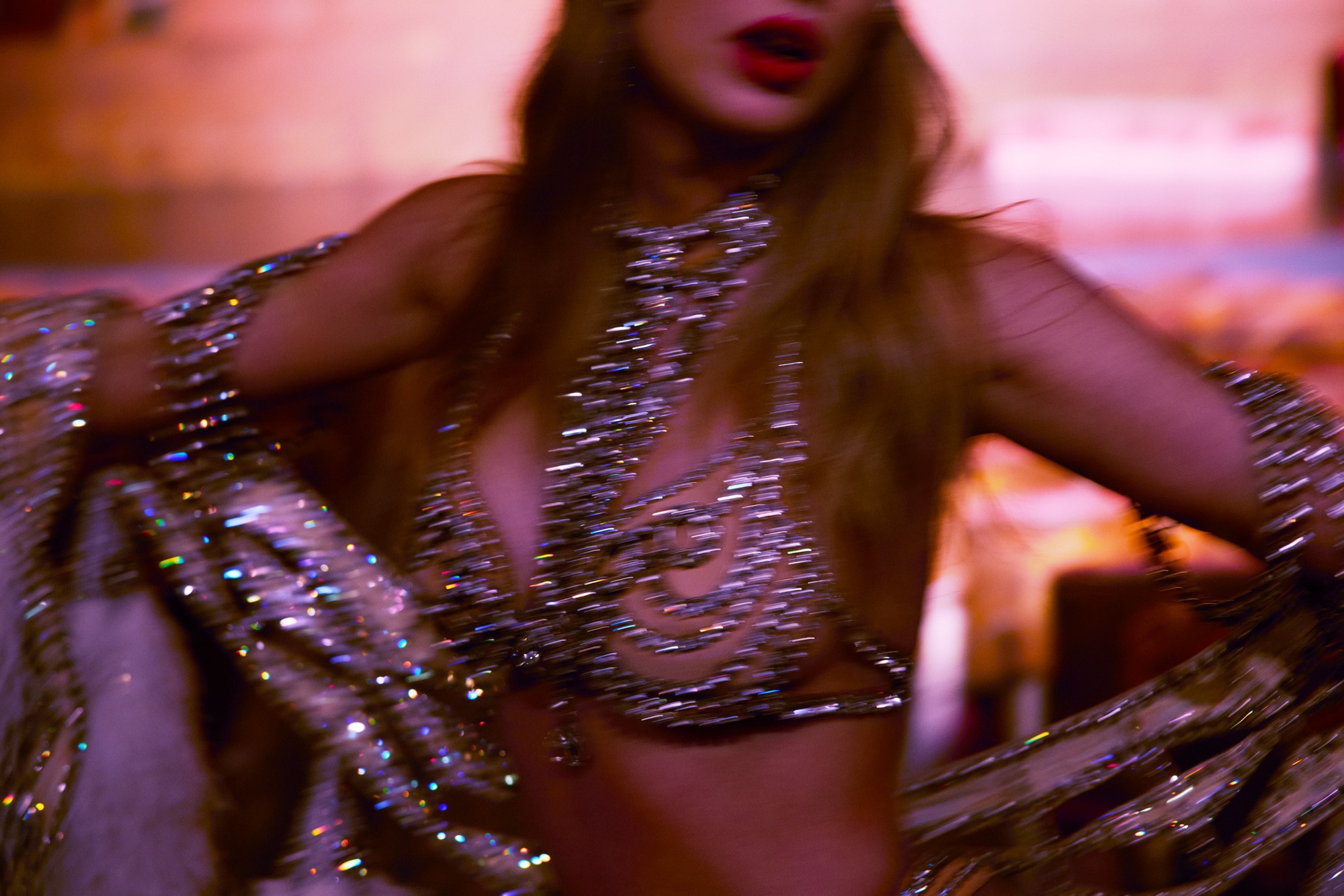 Taylor Swift lấy chồng nhưng không bỏ cuộc chơi: Nhạc "hỗn" chưa từng thấy, hở bạo đốt mắt- Ảnh 4.