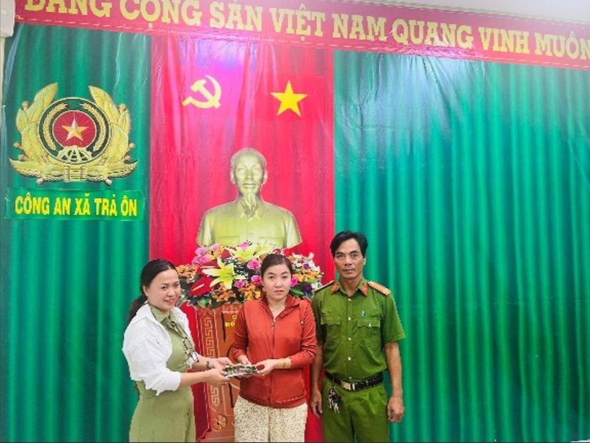 Nhận được 68 triệu đồng từ tài khoản lạ, người phụ nữ sinh năm 1990 vội bay từ Malaysia về nước để trình báo công an- Ảnh 1.