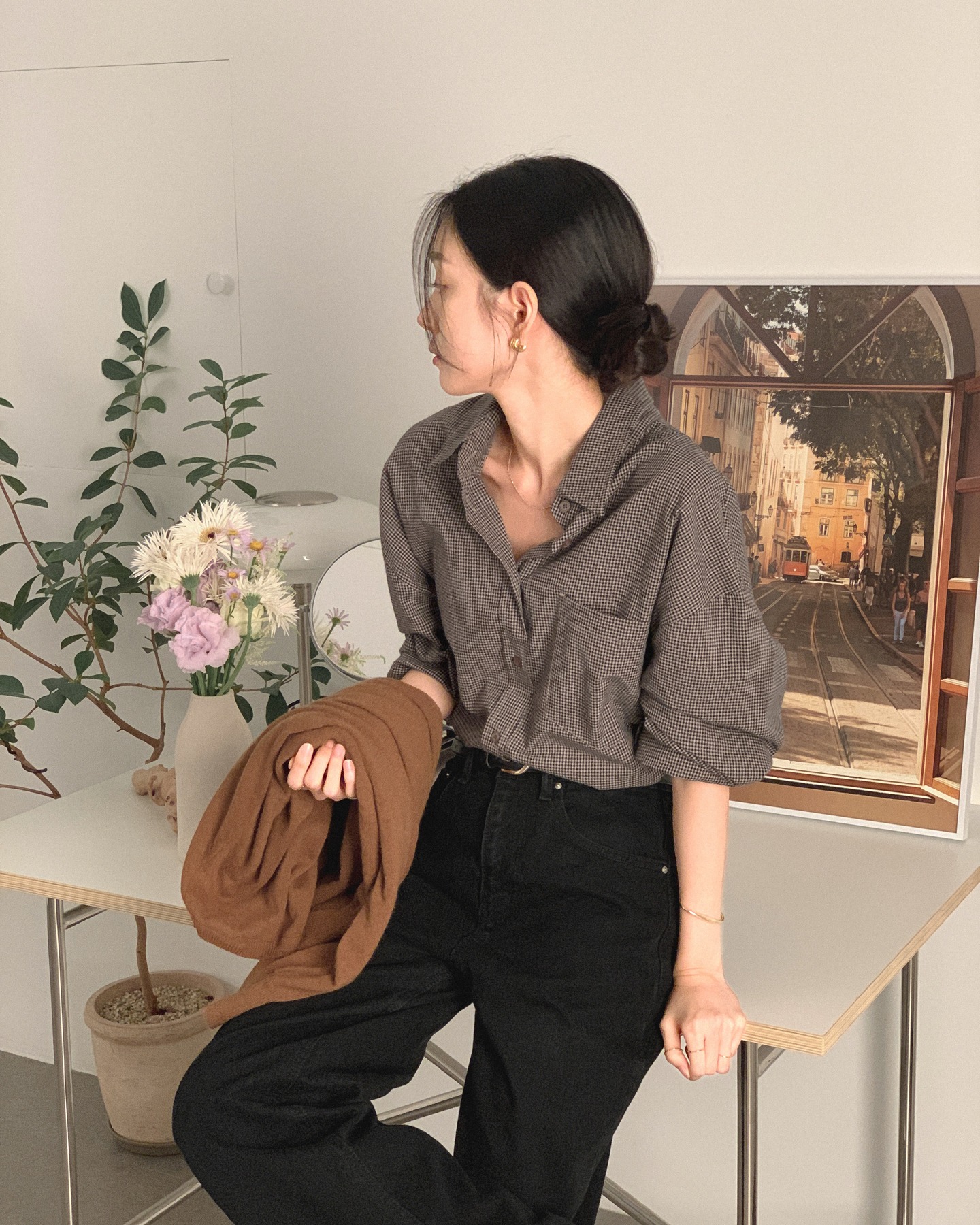 10 set đồ tối giản giúp chị em chạm đỉnh cao của sự sang trọng, thanh lịch- Ảnh 10.