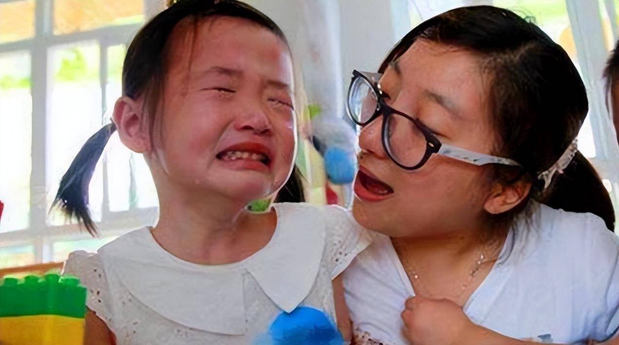 Bé gái 4 tuổi đi học về cứ nói "Cô giáo không thích con", phụ huynh không tin nhưng soi camera xong, tức tốc đến gặp Hiệu trưởng- Ảnh 2.