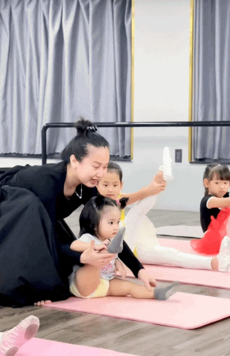 Tan chảy trước sự đáng yêu của gái út nhà Khánh Thi - Phan Hiển: Mới 2 tuổi đã được đi học múa, nhìn bé ép dẻo mà mê- Ảnh 6.
