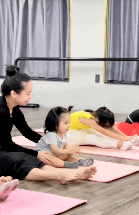 Tan chảy trước sự đáng yêu của gái út nhà Khánh Thi - Phan Hiển: Mới 2 tuổi đã được đi học múa, nhìn bé ép dẻo mà mê- Ảnh 7.