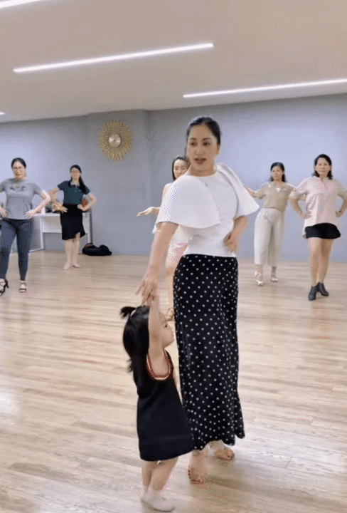 Tan chảy trước sự đáng yêu của gái út nhà Khánh Thi - Phan Hiển: Mới 2 tuổi đã được đi học múa, nhìn bé ép dẻo mà mê- Ảnh 11.