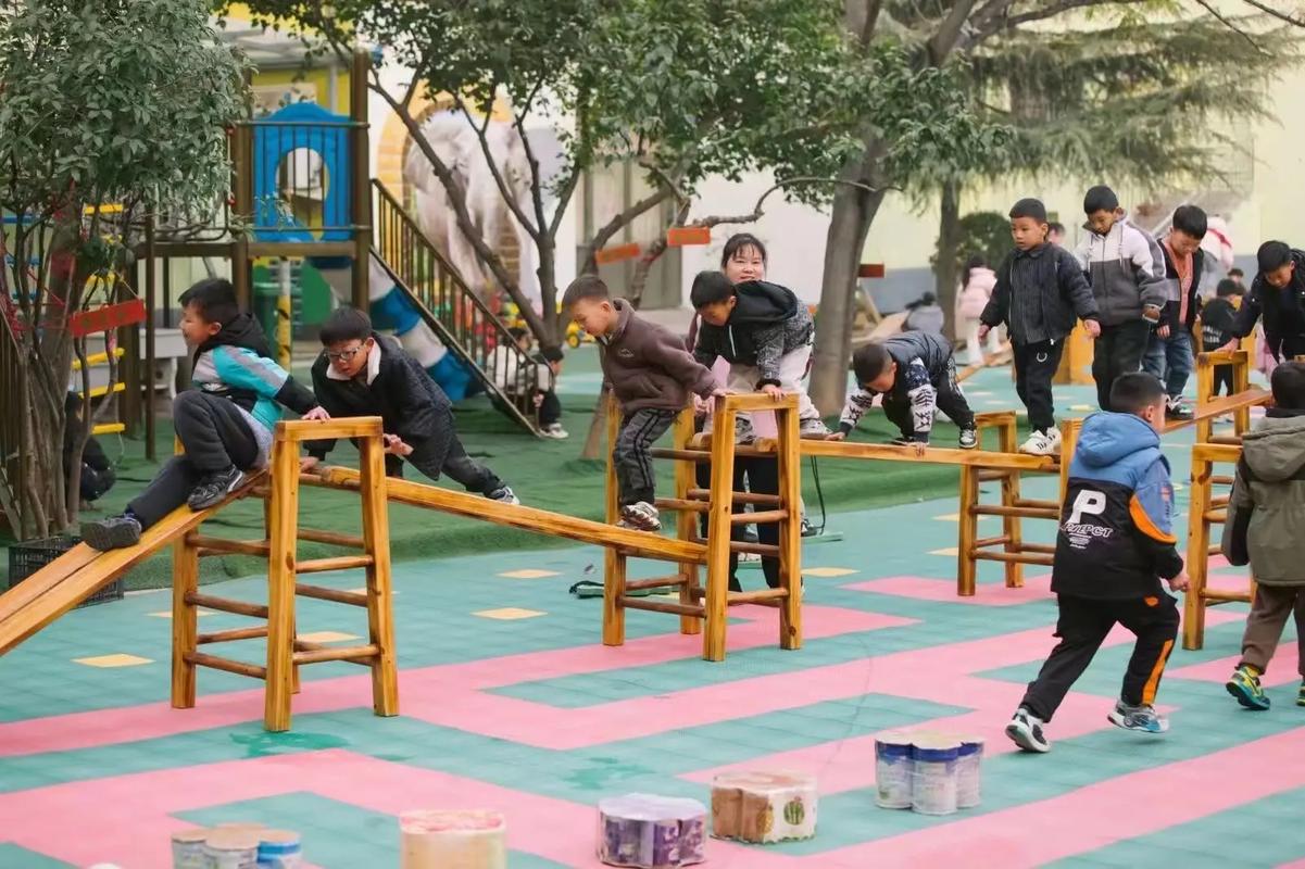 Bé gái 4 tuổi đi học về cứ nói "Cô giáo không thích con", phụ huynh không tin nhưng soi camera xong, tức tốc đến gặp Hiệu trưởng- Ảnh 3.