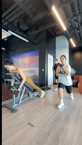 Tóc Tiên nâng tạ cật lực trong phòng gym, khoe eo thon dáng đẹp giữa tin đồn hôn nhân- Ảnh 2.